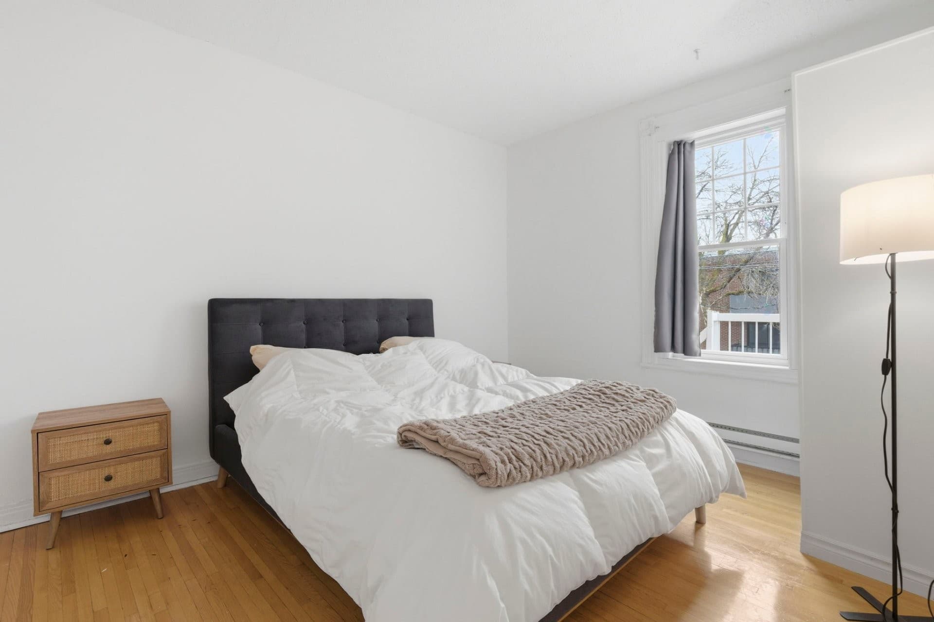 DISPONIBLE au 1er JUILLET 2026 - 4 1/2 situé au 2e et dernier étage d'un petit duplex au coeur de Ville Émard. Très lumineux et spacieux. Cuisine et salle de bain rénovées avec goût. Deux chambres à coucher de belles dimensions. Balcon arrière privé avec une vue dégagée. À 10 min à pieds du métro Jolicoeur et des commerces de la rue Monk.

#### Exclusions :
Chauffage, électricité, internet.