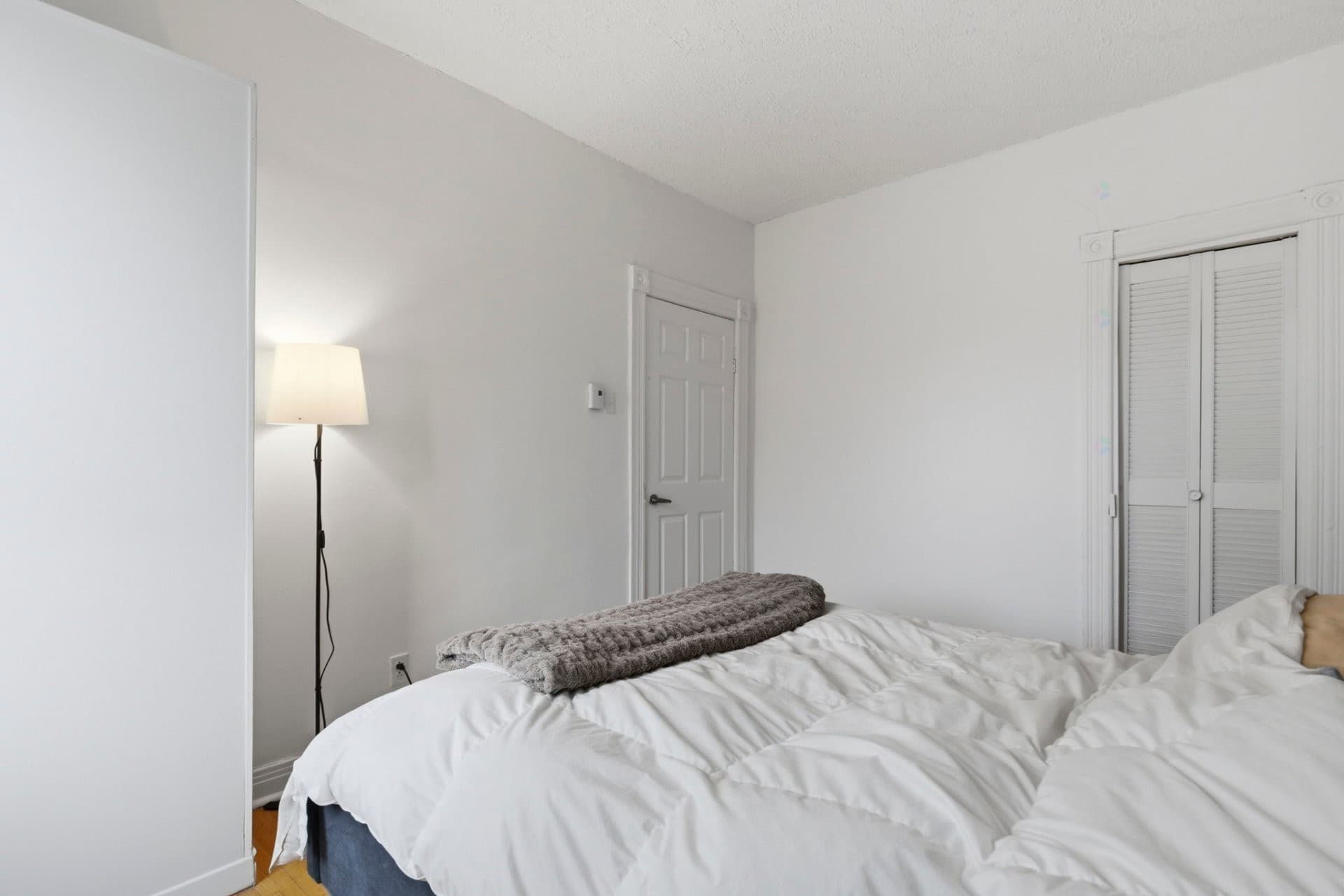 DISPONIBLE au 1er JUILLET 2026 - 4 1/2 situé au 2e et dernier étage d'un petit duplex au coeur de Ville Émard. Très lumineux et spacieux. Cuisine et salle de bain rénovées avec goût. Deux chambres à coucher de belles dimensions. Balcon arrière privé avec une vue dégagée. À 10 min à pieds du métro Jolicoeur et des commerces de la rue Monk.

#### Exclusions :
Chauffage, électricité, internet.