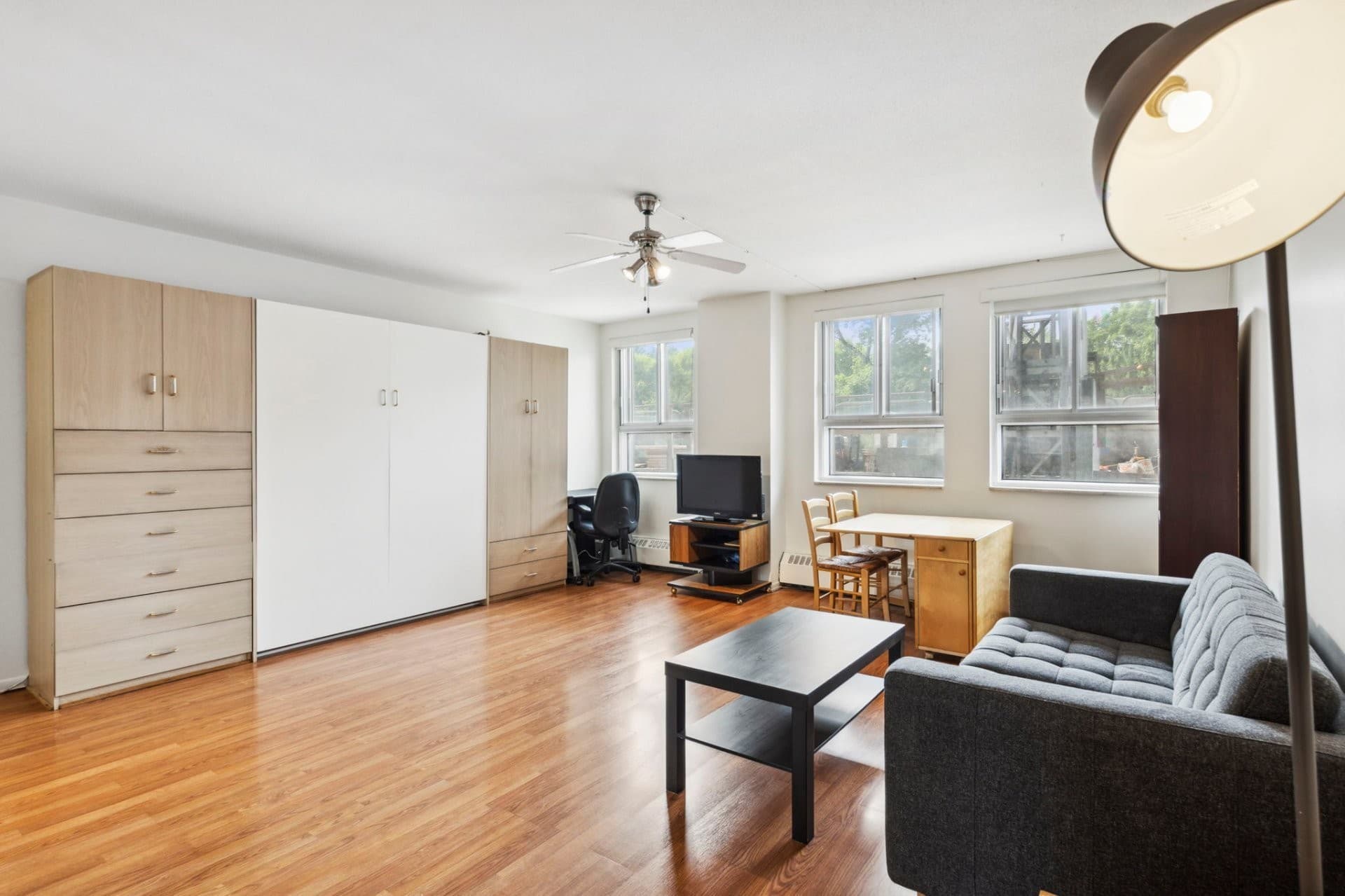 DISPONIBLE au 1er septembre 2026 - Lumineux studio meublé et équipé situé au coeur du Plateau Mont-Royal avec vue sur le Parc Lafontaine, un des plus beaux parcs de Montréal. L'unité est localisée au deuxième étage d'un immeuble doté de services et équipements qui vous permettront de profiter de la vie urbaine à son meilleur.

\* Service de sécurité 24 heures
\* Ascenseurs
\* Piscine intérieure, sauna, hammam
\* Gym avec vue sur le Mont-Royal
\* Salle commune de buanderie
\* Terrasse extérieure sur le toit avec vue imprenable sur le Mont-Royal et sur l'Est de Montréal
\* À quelques pas du Parc Lafontaine et de ses installations : Centre culturel Calixa-Lavallée, Théâtre de la Verdure, tennis extérieurs, patinoires, pistes cyclables, pistes de ski de fonds et de promenade, terrains de volleyball de plage, de baseball, de soccer, etc.
\* Situé à une quinzaine de minutes à pied des stations de métro Sherbrooke et Papineau.
\* Accès direct au centre-ville via l'autobus 24.
\* Station bixi à 100 mètres.
\* À quelques pas des rues St-Denis, Rachel et Mont-Royal et de leurs commerces, services, bars et restaurants.

#### Inclusions :
Chauffage, eau chaude, cuisinière, réfrigérateur, micro-ondes, lit escamotable (double) et matelas, literie, téléviseur, sofa, table à café, table à manger, deux chaises, bureau et chaise de bureau, vaisselle et couverts, batterie de cuisine, stores.

#### Exclusions :
Électricité, internet.