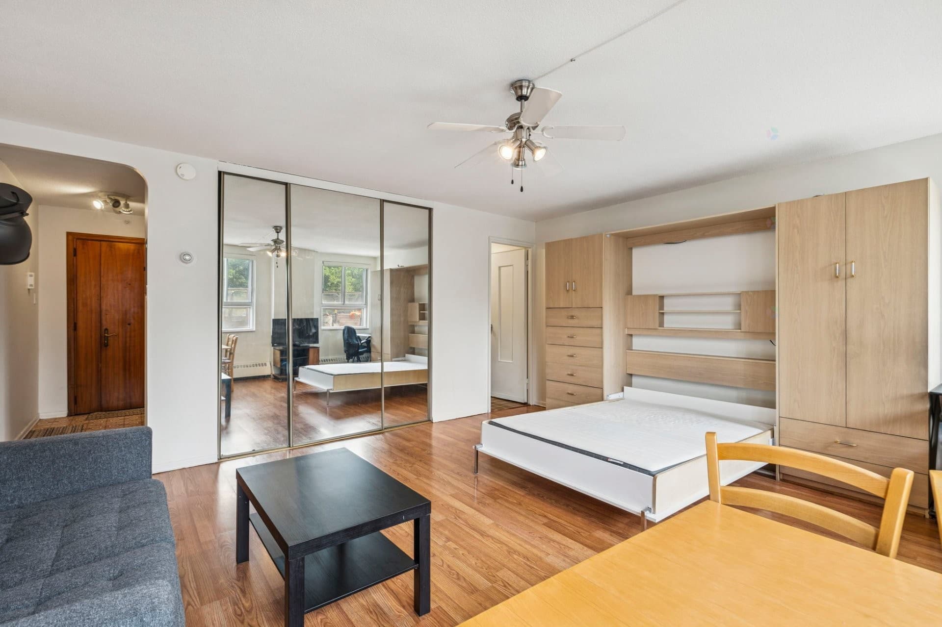 DISPONIBLE au 1er septembre 2026 - Lumineux studio meublé et équipé situé au coeur du Plateau Mont-Royal avec vue sur le Parc Lafontaine, un des plus beaux parcs de Montréal. L'unité est localisée au deuxième étage d'un immeuble doté de services et équipements qui vous permettront de profiter de la vie urbaine à son meilleur.

\* Service de sécurité 24 heures
\* Ascenseurs
\* Piscine intérieure, sauna, hammam
\* Gym avec vue sur le Mont-Royal
\* Salle commune de buanderie
\* Terrasse extérieure sur le toit avec vue imprenable sur le Mont-Royal et sur l'Est de Montréal
\* À quelques pas du Parc Lafontaine et de ses installations : Centre culturel Calixa-Lavallée, Théâtre de la Verdure, tennis extérieurs, patinoires, pistes cyclables, pistes de ski de fonds et de promenade, terrains de volleyball de plage, de baseball, de soccer, etc.
\* Situé à une quinzaine de minutes à pied des stations de métro Sherbrooke et Papineau.
\* Accès direct au centre-ville via l'autobus 24.
\* Station bixi à 100 mètres.
\* À quelques pas des rues St-Denis, Rachel et Mont-Royal et de leurs commerces, services, bars et restaurants.

#### Inclusions :
Chauffage, eau chaude, cuisinière, réfrigérateur, micro-ondes, lit escamotable (double) et matelas, literie, téléviseur, sofa, table à café, table à manger, deux chaises, bureau et chaise de bureau, vaisselle et couverts, batterie de cuisine, stores.

#### Exclusions :
Électricité, internet.