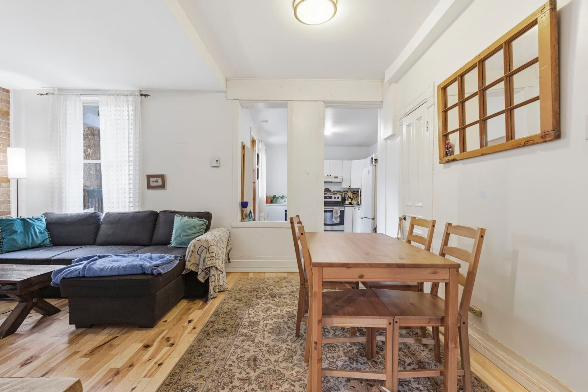 À Louer

1 650,00 $ / Mensuel

1310 Rue Logan, Montréal (Ville-Marie), QC H2L1X1

Lartigue

En rangée2 Chambres à coucher1 Salles de bain0 Salle de bains partielle

Résumé de la propriété

- Voisinage :
- Style de bâtiment :En rangée
- Superficie habitable (approx): 800 Pieds carrés

- Chambres :2
- Salle(s) de bains (complète(s)) :1
- Salle(s) de bains partielle(s) :0

Caractéristiques du bâtiment :
- Murs mitoyens: En rangée
- Étages: À un étage
- Égout: Municipalité
- Type de structure: Appartement
- Services publics: Eau raccordée, Égout raccordé
- Source d'eau: Municipalité