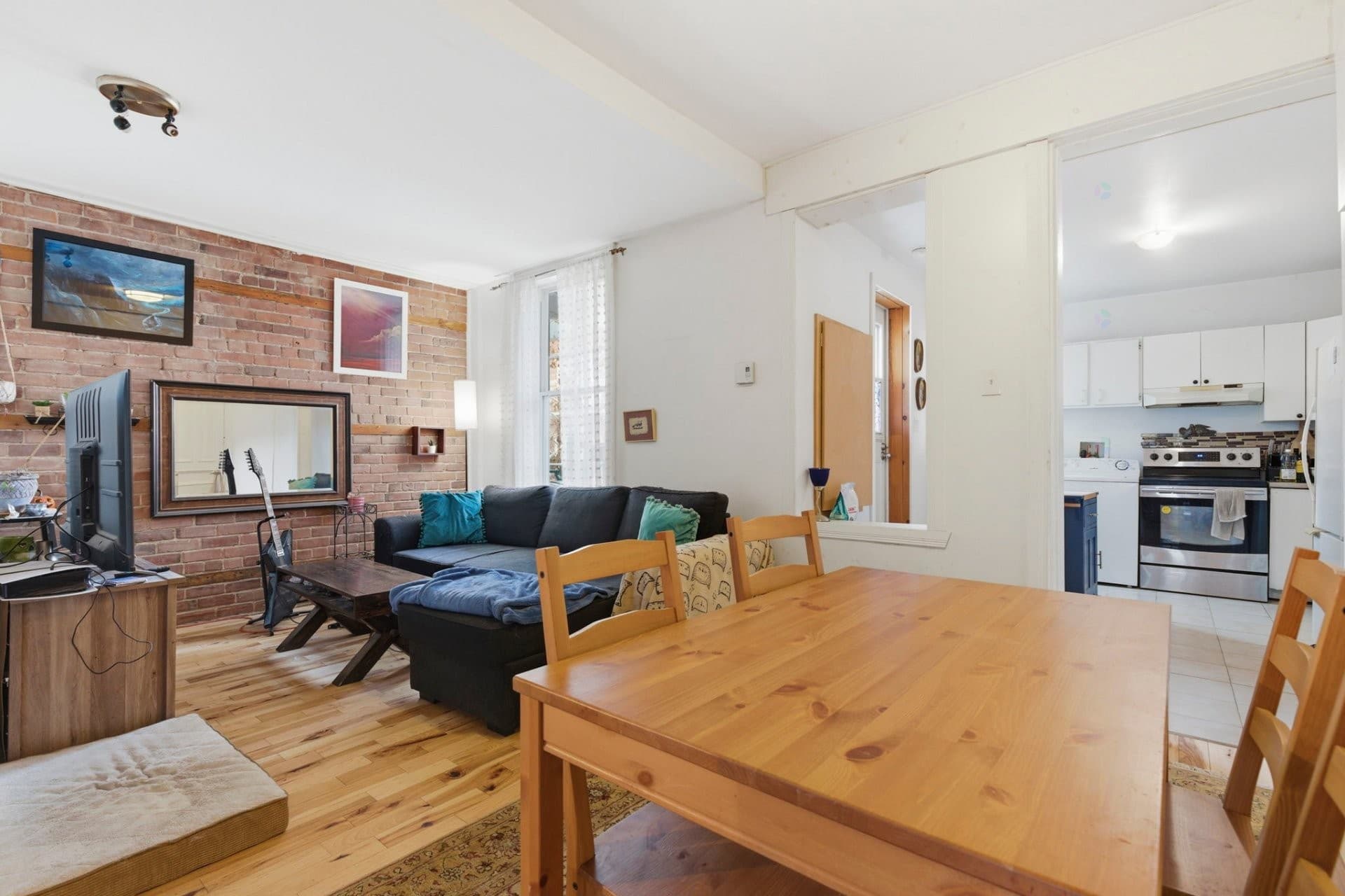 À Louer

1 650,00 $ / Mensuel

1310 Rue Logan, Montréal (Ville-Marie), QC H2L1X1

Lartigue

En rangée2 Chambres à coucher1 Salles de bain0 Salle de bains partielle

Résumé de la propriété

- Voisinage :
- Style de bâtiment :En rangée
- Superficie habitable (approx): 800 Pieds carrés

- Chambres :2
- Salle(s) de bains (complète(s)) :1
- Salle(s) de bains partielle(s) :0

Caractéristiques du bâtiment :
- Murs mitoyens: En rangée
- Étages: À un étage
- Égout: Municipalité
- Type de structure: Appartement
- Services publics: Eau raccordée, Égout raccordé
- Source d'eau: Municipalité