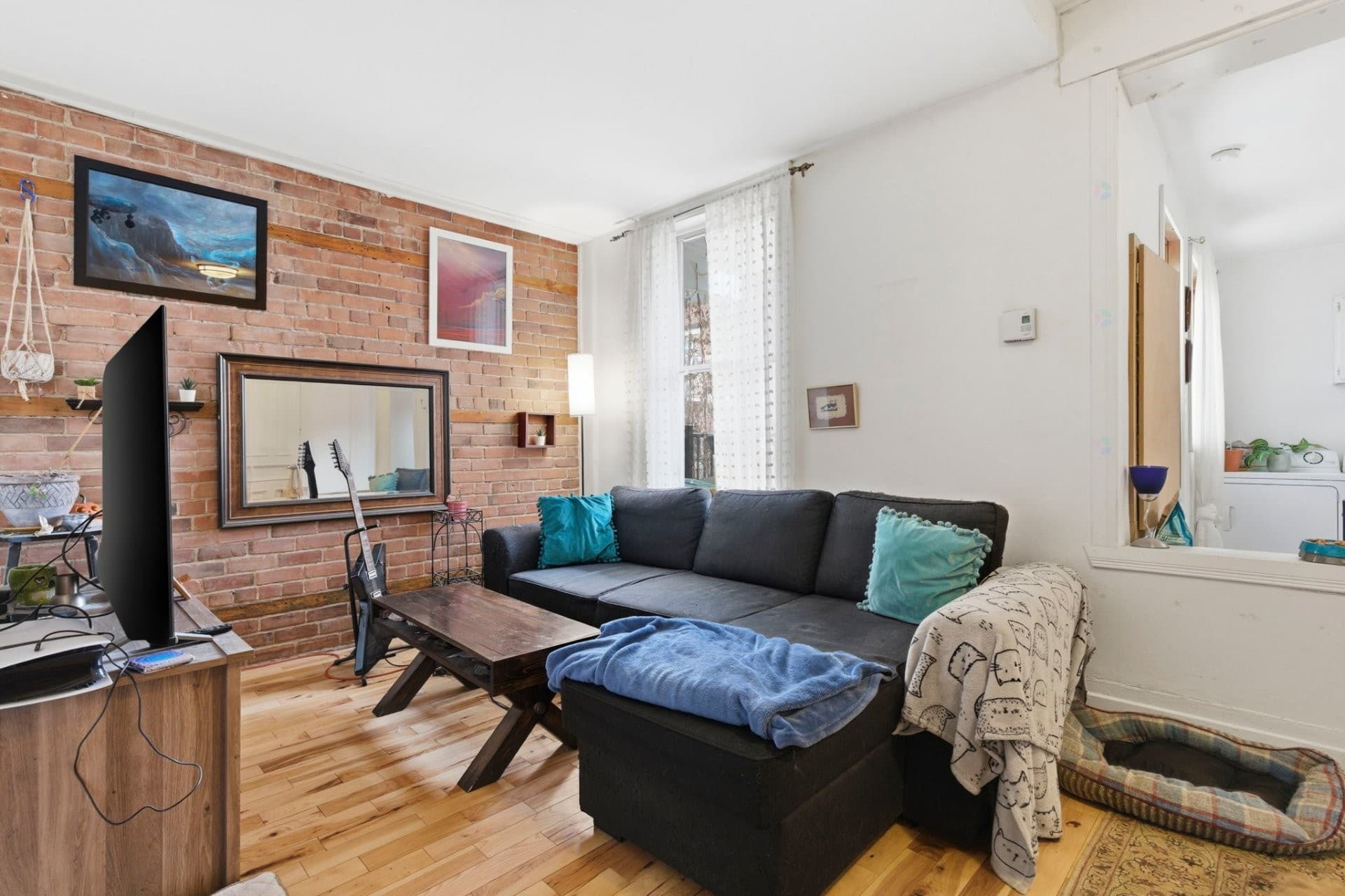 À Louer

1 650,00 $ / Mensuel

1310 Rue Logan, Montréal (Ville-Marie), QC H2L1X1

Lartigue

En rangée2 Chambres à coucher1 Salles de bain0 Salle de bains partielle

Résumé de la propriété

- Voisinage :
- Style de bâtiment :En rangée
- Superficie habitable (approx): 800 Pieds carrés

- Chambres :2
- Salle(s) de bains (complète(s)) :1
- Salle(s) de bains partielle(s) :0

Caractéristiques du bâtiment :
- Murs mitoyens: En rangée
- Étages: À un étage
- Égout: Municipalité
- Type de structure: Appartement
- Services publics: Eau raccordée, Égout raccordé
- Source d'eau: Municipalité