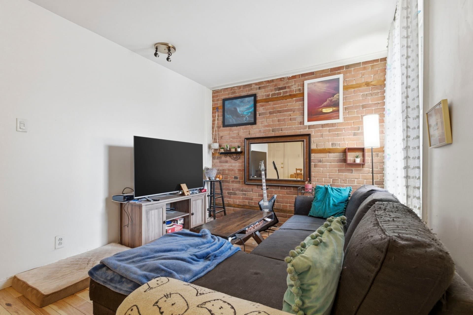 À Louer

1 650,00 $ / Mensuel

1310 Rue Logan, Montréal (Ville-Marie), QC H2L1X1

Lartigue

En rangée2 Chambres à coucher1 Salles de bain0 Salle de bains partielle

Résumé de la propriété

- Voisinage :
- Style de bâtiment :En rangée
- Superficie habitable (approx): 800 Pieds carrés

- Chambres :2
- Salle(s) de bains (complète(s)) :1
- Salle(s) de bains partielle(s) :0

Caractéristiques du bâtiment :
- Murs mitoyens: En rangée
- Étages: À un étage
- Égout: Municipalité
- Type de structure: Appartement
- Services publics: Eau raccordée, Égout raccordé
- Source d'eau: Municipalité