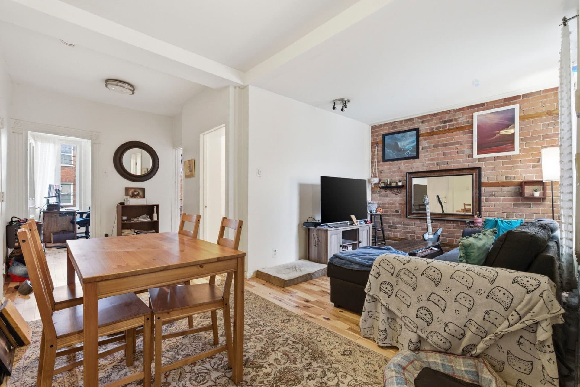 À Louer

1 650,00 $ / Mensuel

1310 Rue Logan, Montréal (Ville-Marie), QC H2L1X1

Lartigue

En rangée2 Chambres à coucher1 Salles de bain0 Salle de bains partielle

Résumé de la propriété

- Voisinage :
- Style de bâtiment :En rangée
- Superficie habitable (approx): 800 Pieds carrés

- Chambres :2
- Salle(s) de bains (complète(s)) :1
- Salle(s) de bains partielle(s) :0

Caractéristiques du bâtiment :
- Murs mitoyens: En rangée
- Étages: À un étage
- Égout: Municipalité
- Type de structure: Appartement
- Services publics: Eau raccordée, Égout raccordé
- Source d'eau: Municipalité