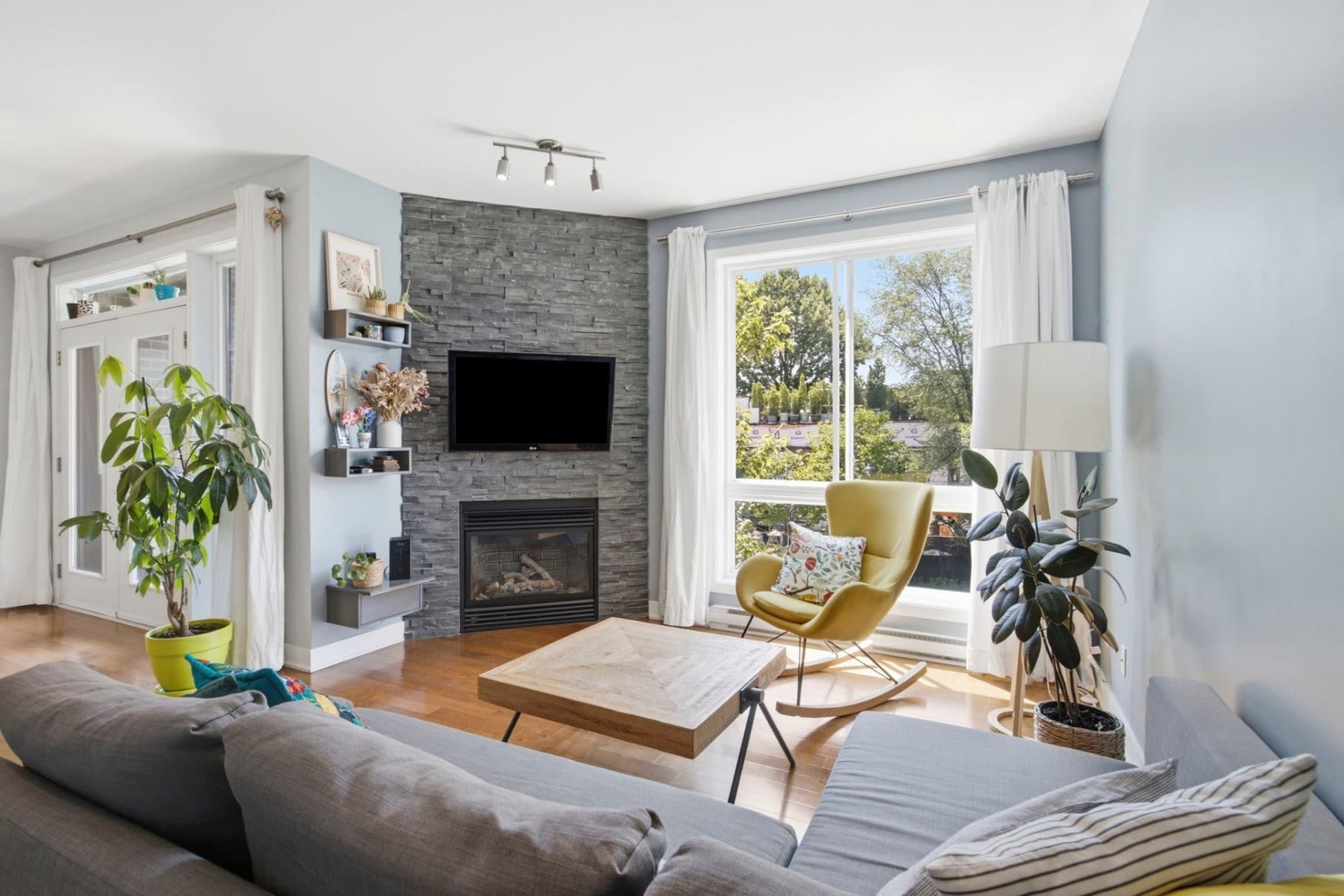 DISPONIBLE DÈS AOÛT - Magnifique condo de 2 chambres et 2 sbd offrant une luminosité exceptionnelle grâce à sa généreuse fenestration. Son vaste espace de vie à aire ouverte est idéal pour recevoir et profiter d'un quotidien confortable. Foyer au gaz, isolation et insonorisation supérieures pour un confort en toute saison. Profitez également d'une agréable terrasse privée, parfaite pour vos moments de détente. Situé à quelques pas du parc St-Pierre-Claver, de cafés, restaurants, épiceries fines, commerces et de tous les services, ce condo bénéficie d'un emplacement de choix alliant tranquillité et vie de quartier dynamique.

Appartement dans un petit immeuble de 6 unités, construction 2010, très bien entretenue et bien gérée. Situé dans un secteur du Plateau Mont-Royal paisible et sécuritaire tout en étant à proximité de tout. Commerces et restaurants de l'avenue Mont-Royal, plusieurs parcs et centre du plateau. Bus avec accès direct au métro et centre ville, piste cyclable sur Gilford, plusieurs stations BIXI à proximité et bien plus.

#### Inclusions :
Four, frigo, lave-vaisselle, laveuse, sécheuse, locker.

### Résumé de la propriété
- Voisinage :Le Plateau-Mont-Royal
- Style de bâtiment :En rangée
- Superficie habitable (approx): 837 Pieds carrés
- Bâti en :2010
- Chambres :2
- Salle(s) de bains (complète(s)) :2
- Salle(s) de bains partielle(s) :0
- Zonage :Residential

### Caractéristiques du bâtiment :
- Murs mitoyens: En rangée
- Refroidissement: Climatiseur mural
- Caractéristiques du foyer: Foyer au gaz
- Meublé: Partiellement
- Chauffage: Plinthes électriques, Électricité, Gaz naturel
- Étages: À un étage
- Égout: Municipalité
- Type de structure: Appartement
- Services publics: Eau raccordée, Électricité raccordée, Gaz naturel raccordé, Égout raccordé
- Source d'eau: Municipalité