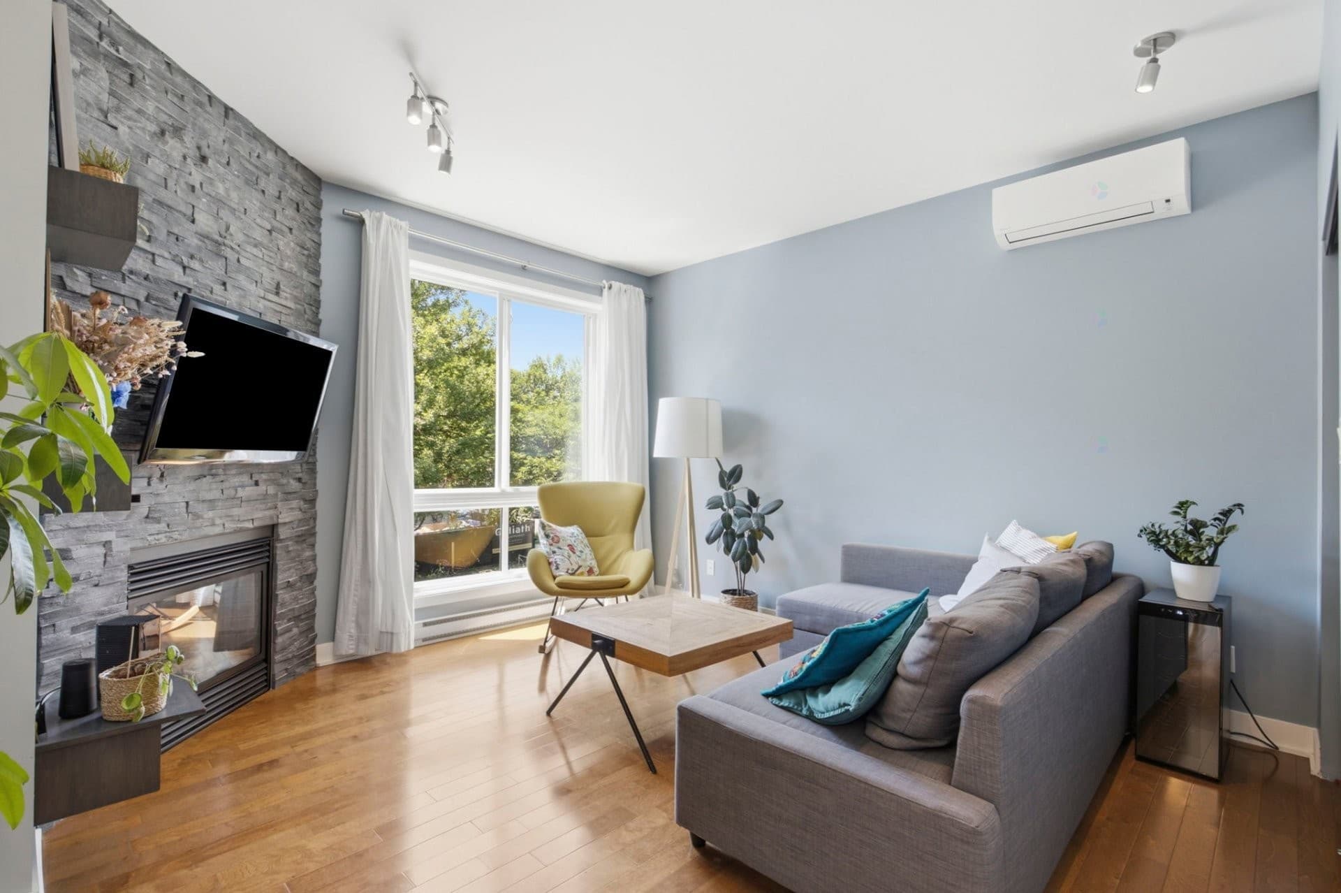 DISPONIBLE DÈS AOÛT - Magnifique condo de 2 chambres et 2 sbd offrant une luminosité exceptionnelle grâce à sa généreuse fenestration. Son vaste espace de vie à aire ouverte est idéal pour recevoir et profiter d'un quotidien confortable. Foyer au gaz, isolation et insonorisation supérieures pour un confort en toute saison. Profitez également d'une agréable terrasse privée, parfaite pour vos moments de détente. Situé à quelques pas du parc St-Pierre-Claver, de cafés, restaurants, épiceries fines, commerces et de tous les services, ce condo bénéficie d'un emplacement de choix alliant tranquillité et vie de quartier dynamique.

Appartement dans un petit immeuble de 6 unités, construction 2010, très bien entretenue et bien gérée. Situé dans un secteur du Plateau Mont-Royal paisible et sécuritaire tout en étant à proximité de tout. Commerces et restaurants de l'avenue Mont-Royal, plusieurs parcs et centre du plateau. Bus avec accès direct au métro et centre ville, piste cyclable sur Gilford, plusieurs stations BIXI à proximité et bien plus.

#### Inclusions :
Four, frigo, lave-vaisselle, laveuse, sécheuse, locker.

### Résumé de la propriété
- Voisinage :Le Plateau-Mont-Royal
- Style de bâtiment :En rangée
- Superficie habitable (approx): 837 Pieds carrés
- Bâti en :2010
- Chambres :2
- Salle(s) de bains (complète(s)) :2
- Salle(s) de bains partielle(s) :0
- Zonage :Residential

### Caractéristiques du bâtiment :
- Murs mitoyens: En rangée
- Refroidissement: Climatiseur mural
- Caractéristiques du foyer: Foyer au gaz
- Meublé: Partiellement
- Chauffage: Plinthes électriques, Électricité, Gaz naturel
- Étages: À un étage
- Égout: Municipalité
- Type de structure: Appartement
- Services publics: Eau raccordée, Électricité raccordée, Gaz naturel raccordé, Égout raccordé
- Source d'eau: Municipalité