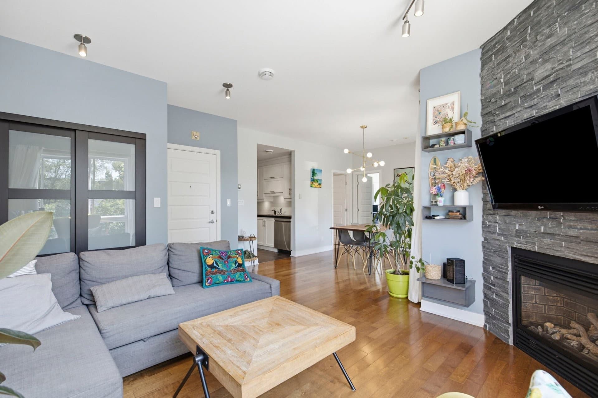 DISPONIBLE DÈS AOÛT - Magnifique condo de 2 chambres et 2 sbd offrant une luminosité exceptionnelle grâce à sa généreuse fenestration. Son vaste espace de vie à aire ouverte est idéal pour recevoir et profiter d'un quotidien confortable. Foyer au gaz, isolation et insonorisation supérieures pour un confort en toute saison. Profitez également d'une agréable terrasse privée, parfaite pour vos moments de détente. Situé à quelques pas du parc St-Pierre-Claver, de cafés, restaurants, épiceries fines, commerces et de tous les services, ce condo bénéficie d'un emplacement de choix alliant tranquillité et vie de quartier dynamique.

Appartement dans un petit immeuble de 6 unités, construction 2010, très bien entretenue et bien gérée. Situé dans un secteur du Plateau Mont-Royal paisible et sécuritaire tout en étant à proximité de tout. Commerces et restaurants de l'avenue Mont-Royal, plusieurs parcs et centre du plateau. Bus avec accès direct au métro et centre ville, piste cyclable sur Gilford, plusieurs stations BIXI à proximité et bien plus.

#### Inclusions :
Four, frigo, lave-vaisselle, laveuse, sécheuse, locker.

### Résumé de la propriété
- Voisinage :Le Plateau-Mont-Royal
- Style de bâtiment :En rangée
- Superficie habitable (approx): 837 Pieds carrés
- Bâti en :2010
- Chambres :2
- Salle(s) de bains (complète(s)) :2
- Salle(s) de bains partielle(s) :0
- Zonage :Residential

### Caractéristiques du bâtiment :
- Murs mitoyens: En rangée
- Refroidissement: Climatiseur mural
- Caractéristiques du foyer: Foyer au gaz
- Meublé: Partiellement
- Chauffage: Plinthes électriques, Électricité, Gaz naturel
- Étages: À un étage
- Égout: Municipalité
- Type de structure: Appartement
- Services publics: Eau raccordée, Électricité raccordée, Gaz naturel raccordé, Égout raccordé
- Source d'eau: Municipalité