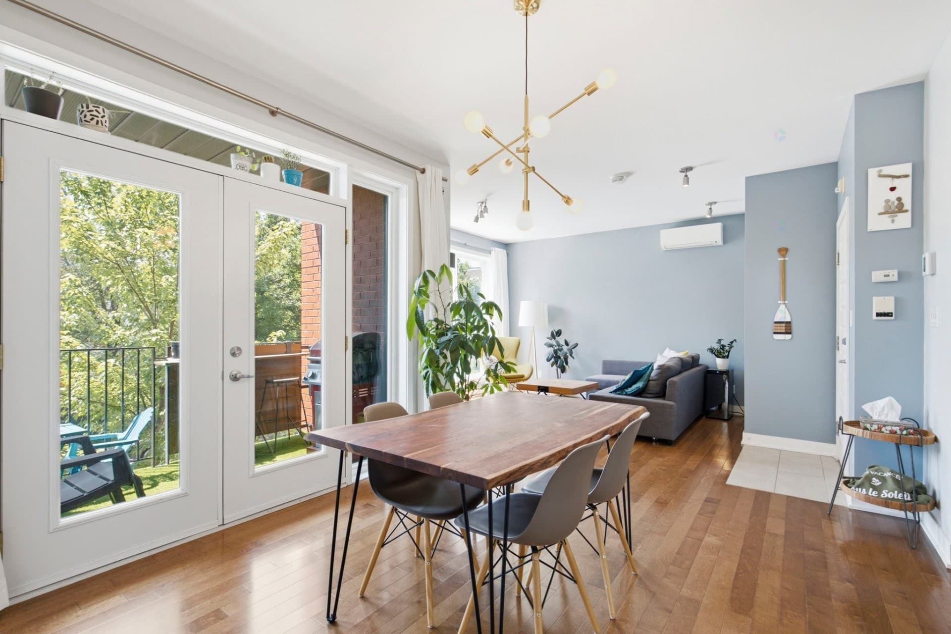 DISPONIBLE DÈS AOÛT - Magnifique condo de 2 chambres et 2 sbd offrant une luminosité exceptionnelle grâce à sa généreuse fenestration. Son vaste espace de vie à aire ouverte est idéal pour recevoir et profiter d'un quotidien confortable. Foyer au gaz, isolation et insonorisation supérieures pour un confort en toute saison. Profitez également d'une agréable terrasse privée, parfaite pour vos moments de détente. Situé à quelques pas du parc St-Pierre-Claver, de cafés, restaurants, épiceries fines, commerces et de tous les services, ce condo bénéficie d'un emplacement de choix alliant tranquillité et vie de quartier dynamique.

Appartement dans un petit immeuble de 6 unités, construction 2010, très bien entretenue et bien gérée. Situé dans un secteur du Plateau Mont-Royal paisible et sécuritaire tout en étant à proximité de tout. Commerces et restaurants de l'avenue Mont-Royal, plusieurs parcs et centre du plateau. Bus avec accès direct au métro et centre ville, piste cyclable sur Gilford, plusieurs stations BIXI à proximité et bien plus.

#### Inclusions :
Four, frigo, lave-vaisselle, laveuse, sécheuse, locker.

### Résumé de la propriété
- Voisinage :Le Plateau-Mont-Royal
- Style de bâtiment :En rangée
- Superficie habitable (approx): 837 Pieds carrés
- Bâti en :2010
- Chambres :2
- Salle(s) de bains (complète(s)) :2
- Salle(s) de bains partielle(s) :0
- Zonage :Residential

### Caractéristiques du bâtiment :
- Murs mitoyens: En rangée
- Refroidissement: Climatiseur mural
- Caractéristiques du foyer: Foyer au gaz
- Meublé: Partiellement
- Chauffage: Plinthes électriques, Électricité, Gaz naturel
- Étages: À un étage
- Égout: Municipalité
- Type de structure: Appartement
- Services publics: Eau raccordée, Électricité raccordée, Gaz naturel raccordé, Égout raccordé
- Source d'eau: Municipalité