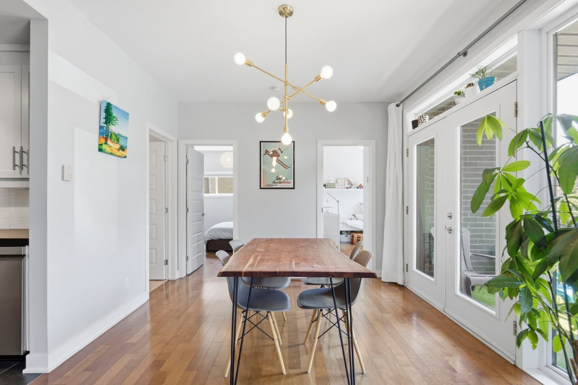 DISPONIBLE DÈS AOÛT - Magnifique condo de 2 chambres et 2 sbd offrant une luminosité exceptionnelle grâce à sa généreuse fenestration. Son vaste espace de vie à aire ouverte est idéal pour recevoir et profiter d'un quotidien confortable. Foyer au gaz, isolation et insonorisation supérieures pour un confort en toute saison. Profitez également d'une agréable terrasse privée, parfaite pour vos moments de détente. Situé à quelques pas du parc St-Pierre-Claver, de cafés, restaurants, épiceries fines, commerces et de tous les services, ce condo bénéficie d'un emplacement de choix alliant tranquillité et vie de quartier dynamique.

Appartement dans un petit immeuble de 6 unités, construction 2010, très bien entretenue et bien gérée. Situé dans un secteur du Plateau Mont-Royal paisible et sécuritaire tout en étant à proximité de tout. Commerces et restaurants de l'avenue Mont-Royal, plusieurs parcs et centre du plateau. Bus avec accès direct au métro et centre ville, piste cyclable sur Gilford, plusieurs stations BIXI à proximité et bien plus.

#### Inclusions :
Four, frigo, lave-vaisselle, laveuse, sécheuse, locker.

### Résumé de la propriété
- Voisinage :Le Plateau-Mont-Royal
- Style de bâtiment :En rangée
- Superficie habitable (approx): 837 Pieds carrés
- Bâti en :2010
- Chambres :2
- Salle(s) de bains (complète(s)) :2
- Salle(s) de bains partielle(s) :0
- Zonage :Residential

### Caractéristiques du bâtiment :
- Murs mitoyens: En rangée
- Refroidissement: Climatiseur mural
- Caractéristiques du foyer: Foyer au gaz
- Meublé: Partiellement
- Chauffage: Plinthes électriques, Électricité, Gaz naturel
- Étages: À un étage
- Égout: Municipalité
- Type de structure: Appartement
- Services publics: Eau raccordée, Électricité raccordée, Gaz naturel raccordé, Égout raccordé
- Source d'eau: Municipalité