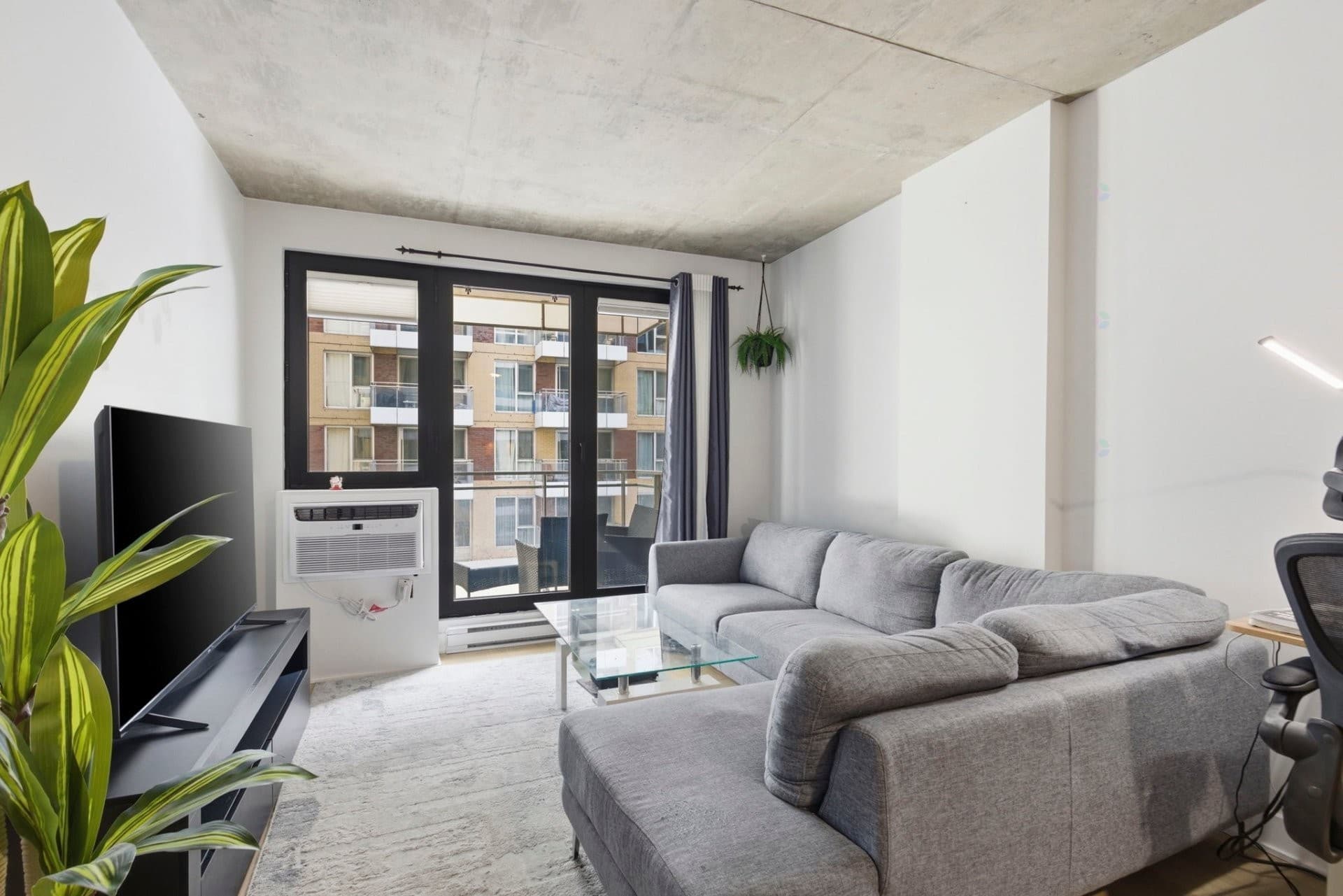 DISPONIBLE IMMÉDIATEMENT ! Grand 3 1/2 impeccable au coeur de Griffintown. Chambre spacieuse avec son propre walk-in et sa salle de bain attenante. Cuisine, salon, salle à manger à aire ouverte. Le balcon donne sur la cour intérieure idéal pour les belles journées d'été. Climatisation et insonorisation supérieure. Espaces communs hors du commun: piscines extérieures et intérieure exclusives, salle d'entrainement complète, spas, sauna et hammam. C'est votre chance d'habiter un condo de qualité avec accès à tous les espaces communs. Loué semi-meublé avec locker inclus. Disponible au 1er Juillet 2026 (flexible). Non fumeur, pas d'animaux.

Non-fumeur, pas d'animaux, enquêtes et références exigées.

Inclusions : Four, frigo, lave-vaisselle, laveuse, sécheuse, locker.
Exclusions : Internet, électricité.