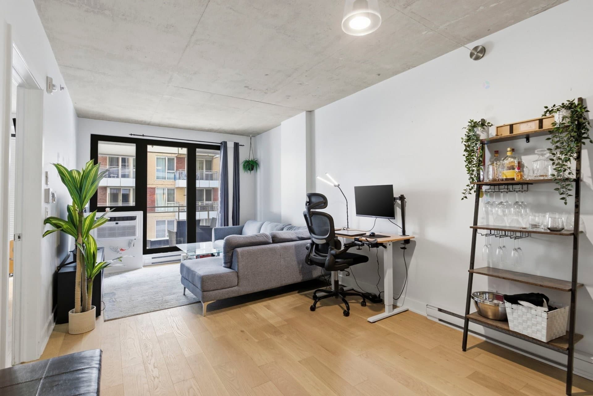 DISPONIBLE IMMÉDIATEMENT ! Grand 3 1/2 impeccable au coeur de Griffintown. Chambre spacieuse avec son propre walk-in et sa salle de bain attenante. Cuisine, salon, salle à manger à aire ouverte. Le balcon donne sur la cour intérieure idéal pour les belles journées d'été. Climatisation et insonorisation supérieure. Espaces communs hors du commun: piscines extérieures et intérieure exclusives, salle d'entrainement complète, spas, sauna et hammam. C'est votre chance d'habiter un condo de qualité avec accès à tous les espaces communs. Loué semi-meublé avec locker inclus. Disponible au 1er Juillet 2026 (flexible). Non fumeur, pas d'animaux.

Non-fumeur, pas d'animaux, enquêtes et références exigées.

Inclusions : Four, frigo, lave-vaisselle, laveuse, sécheuse, locker.
Exclusions : Internet, électricité.