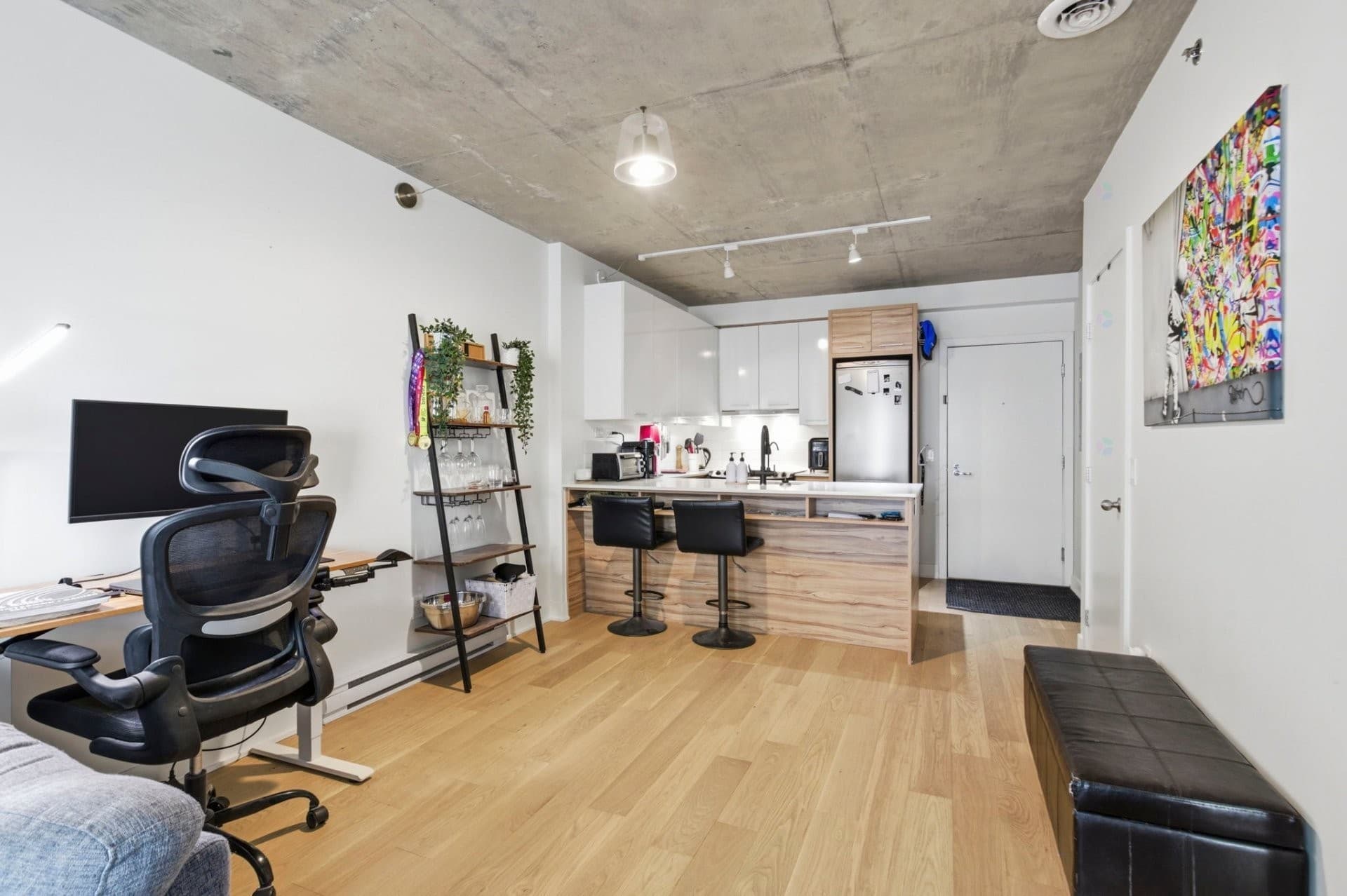 DISPONIBLE IMMÉDIATEMENT ! Grand 3 1/2 impeccable au coeur de Griffintown. Chambre spacieuse avec son propre walk-in et sa salle de bain attenante. Cuisine, salon, salle à manger à aire ouverte. Le balcon donne sur la cour intérieure idéal pour les belles journées d'été. Climatisation et insonorisation supérieure. Espaces communs hors du commun: piscines extérieures et intérieure exclusives, salle d'entrainement complète, spas, sauna et hammam. C'est votre chance d'habiter un condo de qualité avec accès à tous les espaces communs. Loué semi-meublé avec locker inclus. Disponible au 1er Juillet 2026 (flexible). Non fumeur, pas d'animaux.

Non-fumeur, pas d'animaux, enquêtes et références exigées.

Inclusions : Four, frigo, lave-vaisselle, laveuse, sécheuse, locker.
Exclusions : Internet, électricité.