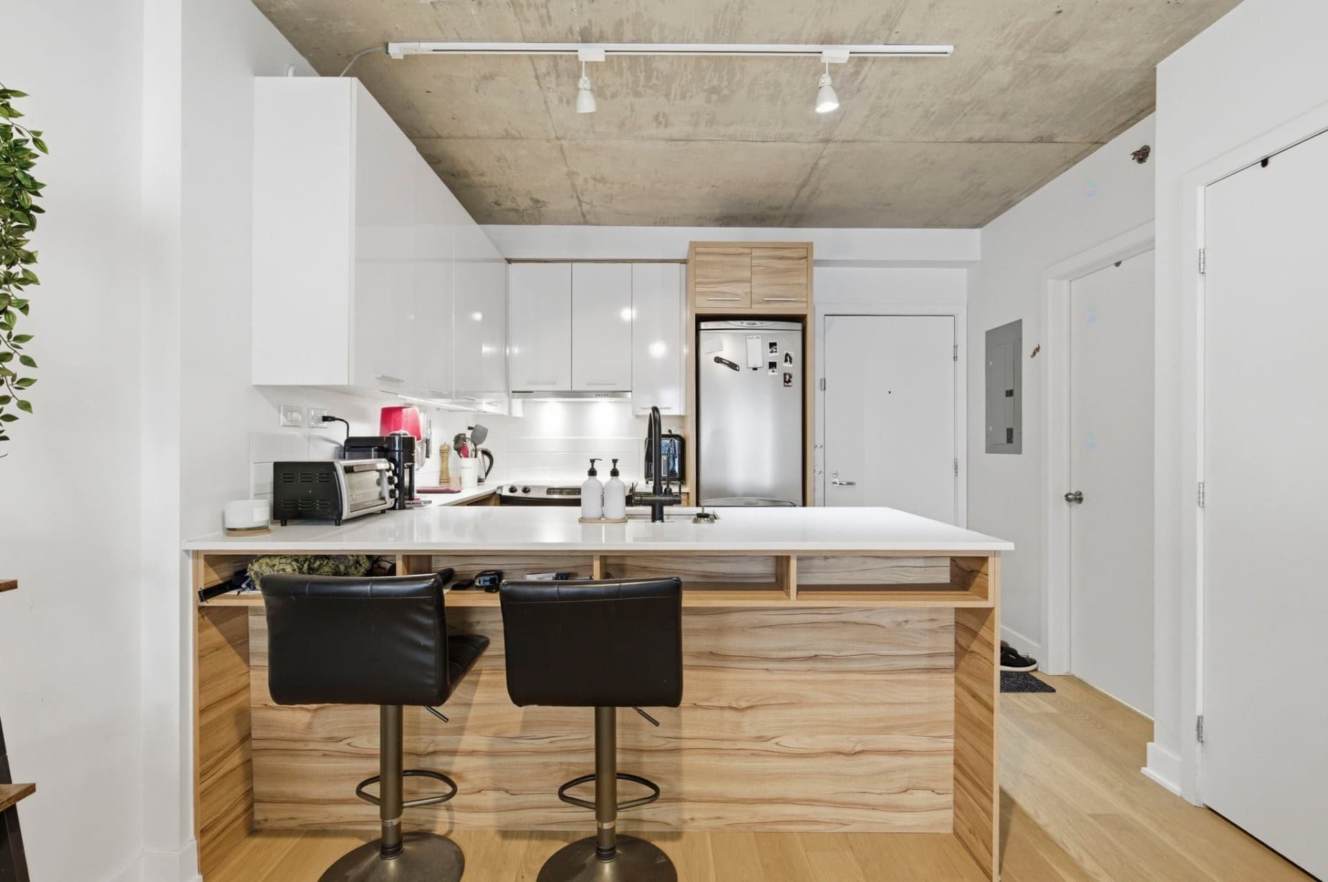 DISPONIBLE IMMÉDIATEMENT ! Grand 3 1/2 impeccable au coeur de Griffintown. Chambre spacieuse avec son propre walk-in et sa salle de bain attenante. Cuisine, salon, salle à manger à aire ouverte. Le balcon donne sur la cour intérieure idéal pour les belles journées d'été. Climatisation et insonorisation supérieure. Espaces communs hors du commun: piscines extérieures et intérieure exclusives, salle d'entrainement complète, spas, sauna et hammam. C'est votre chance d'habiter un condo de qualité avec accès à tous les espaces communs. Loué semi-meublé avec locker inclus. Disponible au 1er Juillet 2026 (flexible). Non fumeur, pas d'animaux.

Non-fumeur, pas d'animaux, enquêtes et références exigées.

Inclusions : Four, frigo, lave-vaisselle, laveuse, sécheuse, locker.
Exclusions : Internet, électricité.