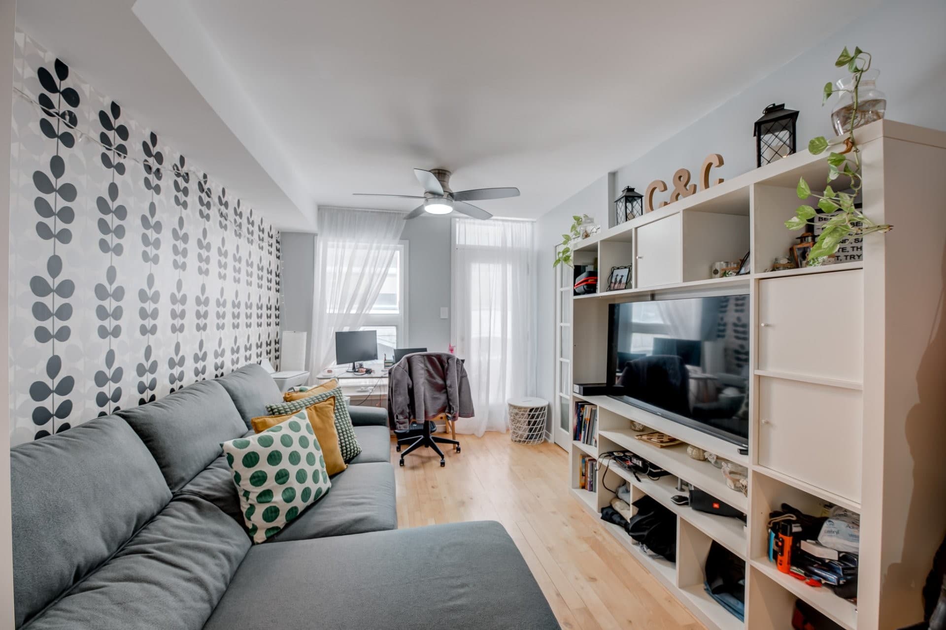 DISPONIBLE IMMÉDIATEMENT - Charmante unité semi-meublée idéalement située dans le Mile-End, à quelques pas du parc Laurier, du métro et des pistes cyclables. Appartement bien agencé offrant une aire ouverte incluant une cuisine moderne avec un coin repas et un lumineux salon. Grande chambre à coucher avec accès à une belle terrasse intime. Stationnement privé inclus ! À voir!

Inclusions : Réfrigérateur, lave-vaisselle, cuisinière, laveuse/sécheuse, stationnement extérieur.
Exclusions : Électricité, chauffage, internet.
