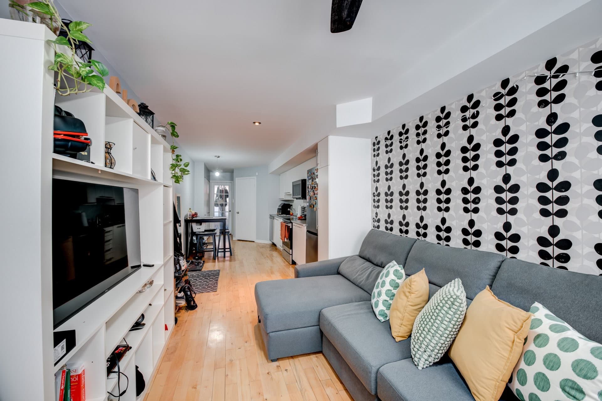 DISPONIBLE IMMÉDIATEMENT - Charmante unité semi-meublée idéalement située dans le Mile-End, à quelques pas du parc Laurier, du métro et des pistes cyclables. Appartement bien agencé offrant une aire ouverte incluant une cuisine moderne avec un coin repas et un lumineux salon. Grande chambre à coucher avec accès à une belle terrasse intime. Stationnement privé inclus ! À voir!

Inclusions : Réfrigérateur, lave-vaisselle, cuisinière, laveuse/sécheuse, stationnement extérieur.
Exclusions : Électricité, chauffage, internet.