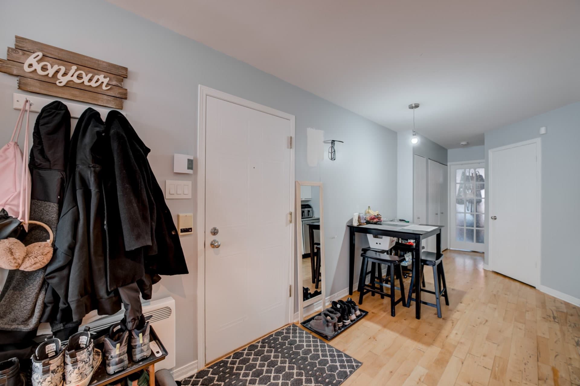 DISPONIBLE IMMÉDIATEMENT - Charmante unité semi-meublée idéalement située dans le Mile-End, à quelques pas du parc Laurier, du métro et des pistes cyclables. Appartement bien agencé offrant une aire ouverte incluant une cuisine moderne avec un coin repas et un lumineux salon. Grande chambre à coucher avec accès à une belle terrasse intime. Stationnement privé inclus ! À voir!

Inclusions : Réfrigérateur, lave-vaisselle, cuisinière, laveuse/sécheuse, stationnement extérieur.
Exclusions : Électricité, chauffage, internet.