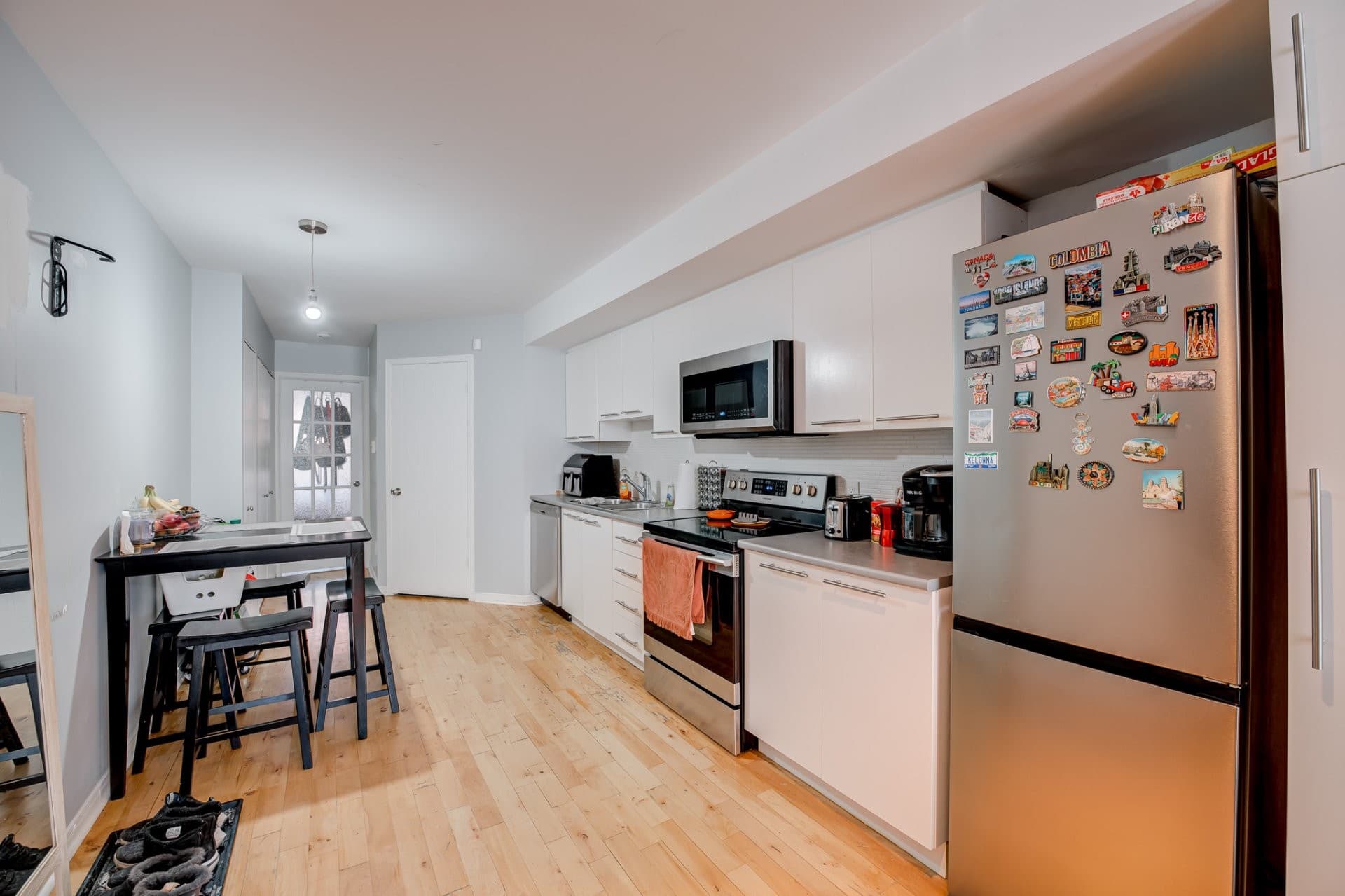 DISPONIBLE IMMÉDIATEMENT - Charmante unité semi-meublée idéalement située dans le Mile-End, à quelques pas du parc Laurier, du métro et des pistes cyclables. Appartement bien agencé offrant une aire ouverte incluant une cuisine moderne avec un coin repas et un lumineux salon. Grande chambre à coucher avec accès à une belle terrasse intime. Stationnement privé inclus ! À voir!

Inclusions : Réfrigérateur, lave-vaisselle, cuisinière, laveuse/sécheuse, stationnement extérieur.
Exclusions : Électricité, chauffage, internet.