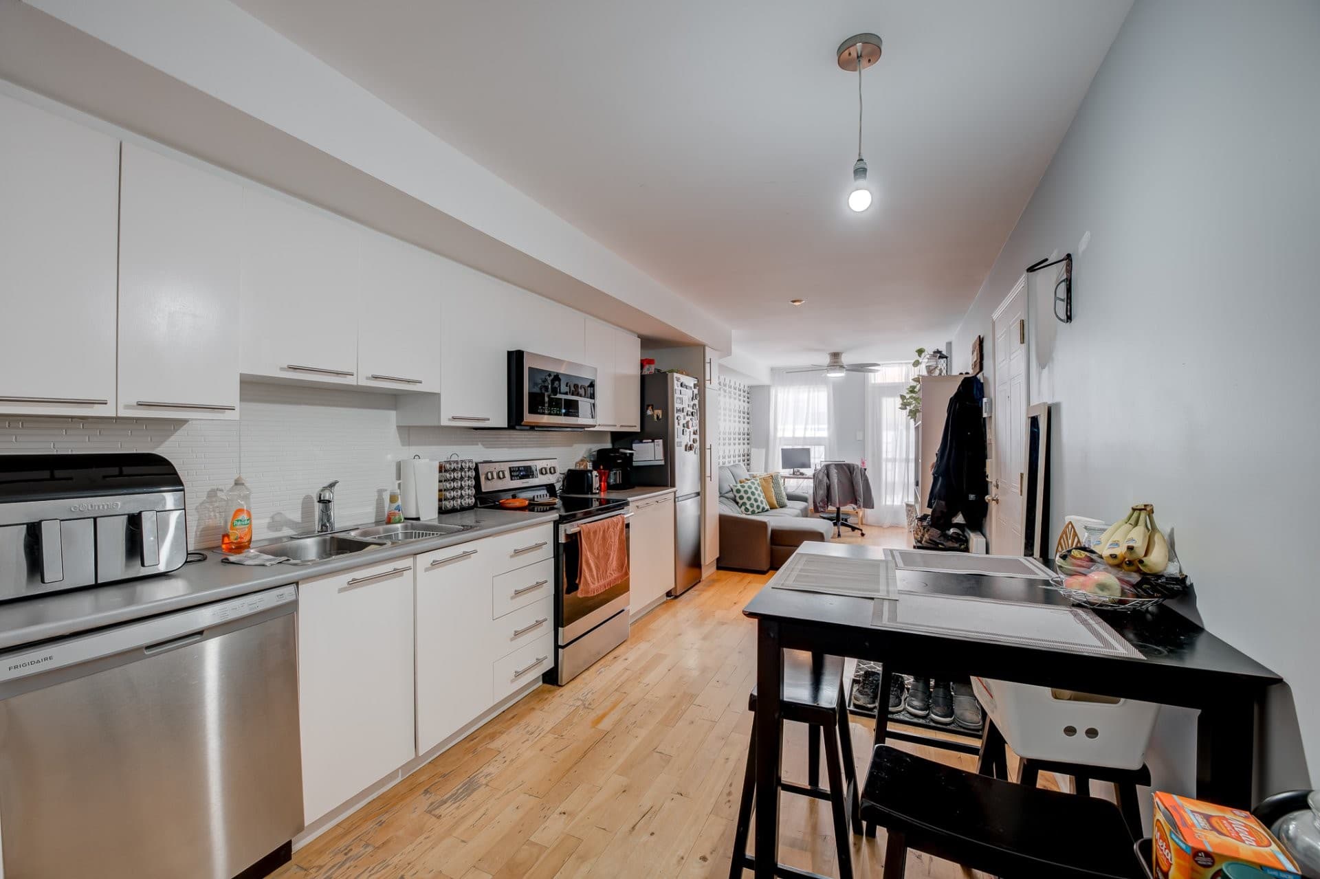 DISPONIBLE IMMÉDIATEMENT - Charmante unité semi-meublée idéalement située dans le Mile-End, à quelques pas du parc Laurier, du métro et des pistes cyclables. Appartement bien agencé offrant une aire ouverte incluant une cuisine moderne avec un coin repas et un lumineux salon. Grande chambre à coucher avec accès à une belle terrasse intime. Stationnement privé inclus ! À voir!

Inclusions : Réfrigérateur, lave-vaisselle, cuisinière, laveuse/sécheuse, stationnement extérieur.
Exclusions : Électricité, chauffage, internet.