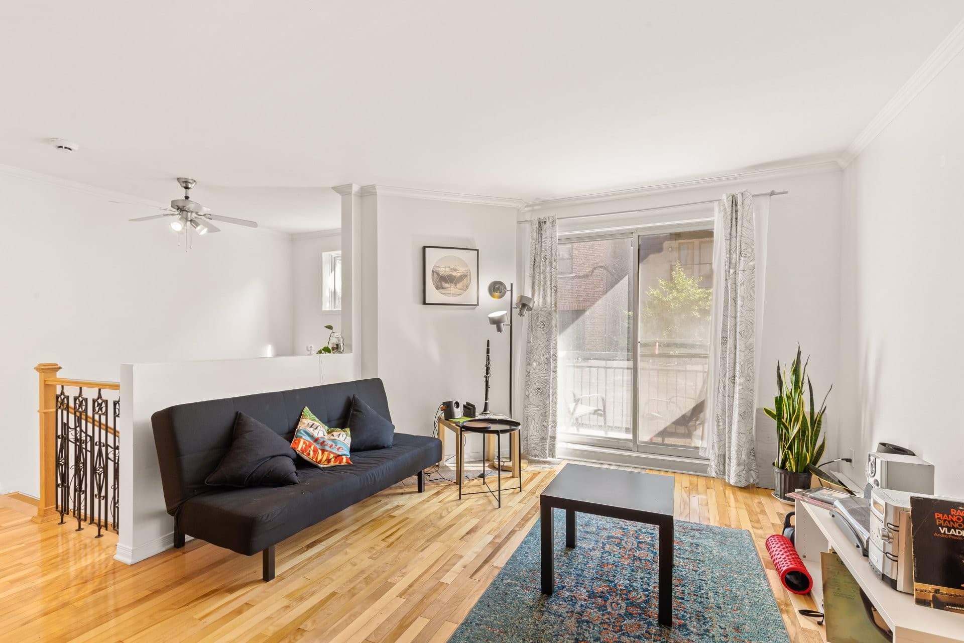 Disponible dès le 1er octobre ! Spacieux condo sur 2 étages offrant 2 chambres à coucher et une entrée privée. Idéalement situé à proximité de tous les services : métro à deux pas, épiceries, restaurants, université et commerces. L'unité offre également l'air climatisé, une salle de bain complète ainsi qu'une salle d'eau. Profitez d'une belle terrasse et de 2 balcons pour vos moments à l'extérieur. Un espace confortable et idéalement situé à découvrir! 

### Exclusions :
Internet, électricité, chauffage