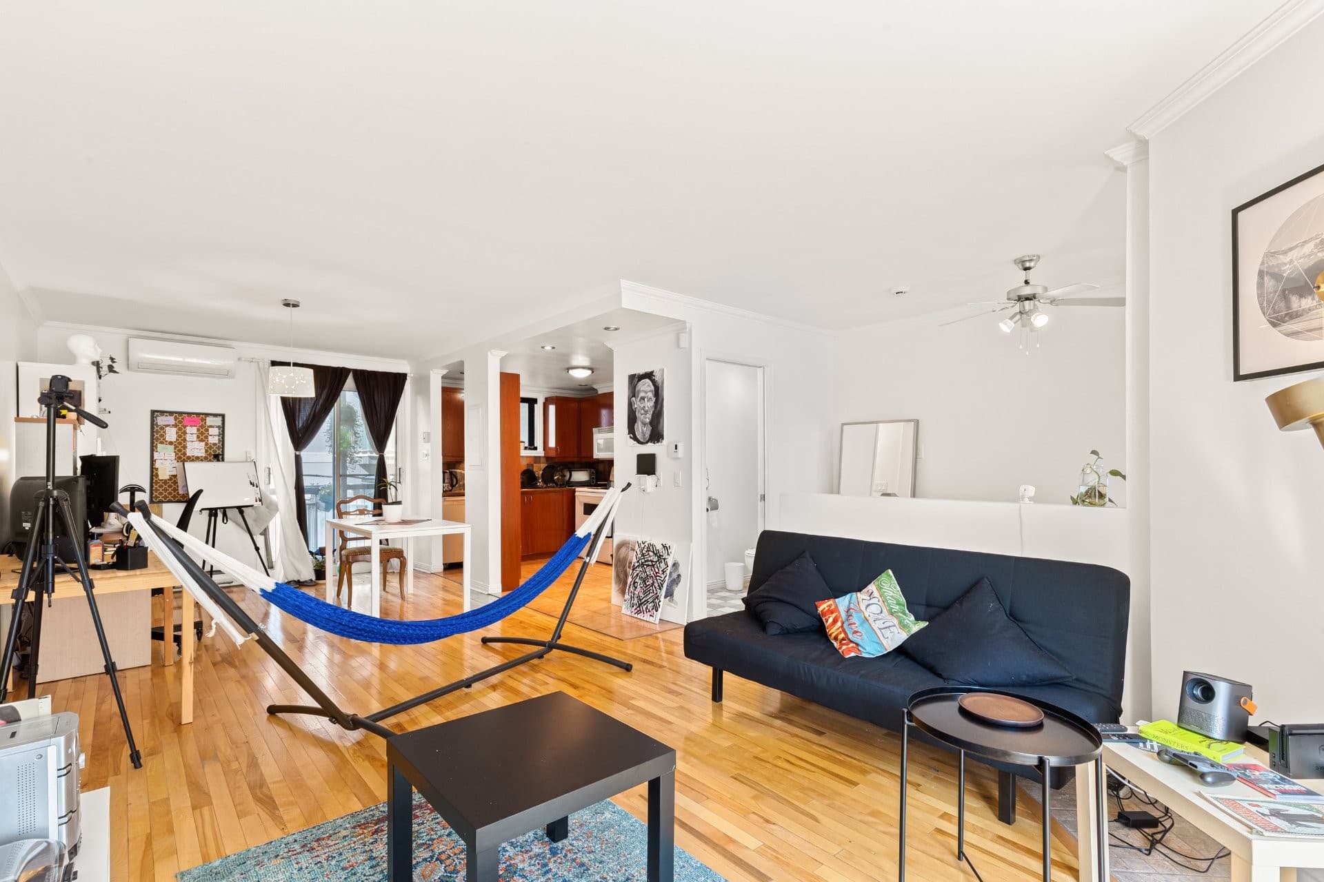 Disponible dès le 1er octobre ! Spacieux condo sur 2 étages offrant 2 chambres à coucher et une entrée privée. Idéalement situé à proximité de tous les services : métro à deux pas, épiceries, restaurants, université et commerces. L'unité offre également l'air climatisé, une salle de bain complète ainsi qu'une salle d'eau. Profitez d'une belle terrasse et de 2 balcons pour vos moments à l'extérieur. Un espace confortable et idéalement situé à découvrir! 

### Exclusions :
Internet, électricité, chauffage