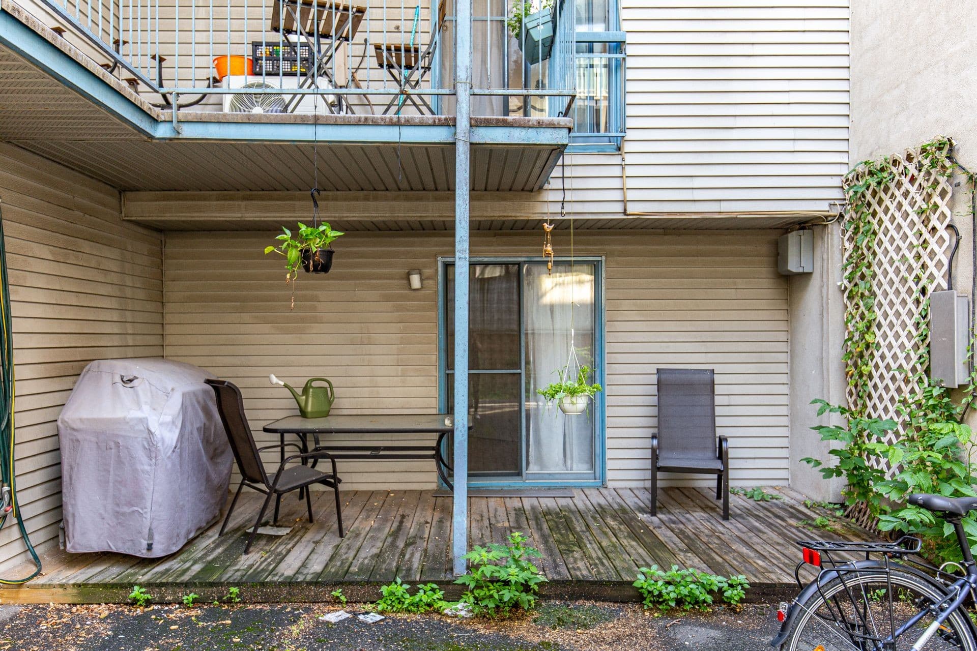 Disponible dès le 1er octobre ! Spacieux condo sur 2 étages offrant 2 chambres à coucher et une entrée privée. Idéalement situé à proximité de tous les services : métro à deux pas, épiceries, restaurants, université et commerces. L'unité offre également l'air climatisé, une salle de bain complète ainsi qu'une salle d'eau. Profitez d'une belle terrasse et de 2 balcons pour vos moments à l'extérieur. Un espace confortable et idéalement situé à découvrir! 

### Exclusions :
Internet, électricité, chauffage