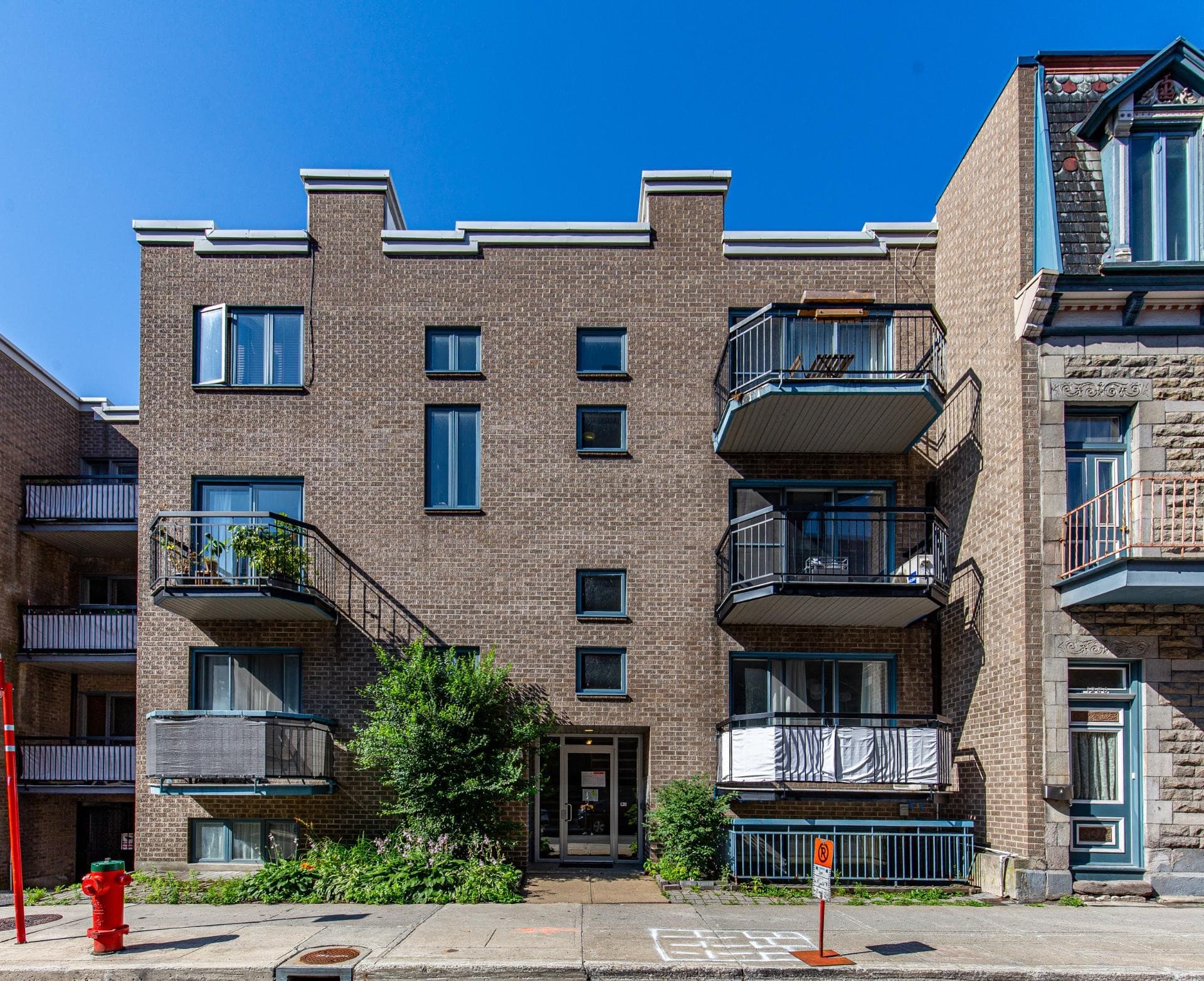 Disponible dès le 1er octobre ! Spacieux condo sur 2 étages offrant 2 chambres à coucher et une entrée privée. Idéalement situé à proximité de tous les services : métro à deux pas, épiceries, restaurants, université et commerces. L'unité offre également l'air climatisé, une salle de bain complète ainsi qu'une salle d'eau. Profitez d'une belle terrasse et de 2 balcons pour vos moments à l'extérieur. Un espace confortable et idéalement situé à découvrir! 

### Exclusions :
Internet, électricité, chauffage