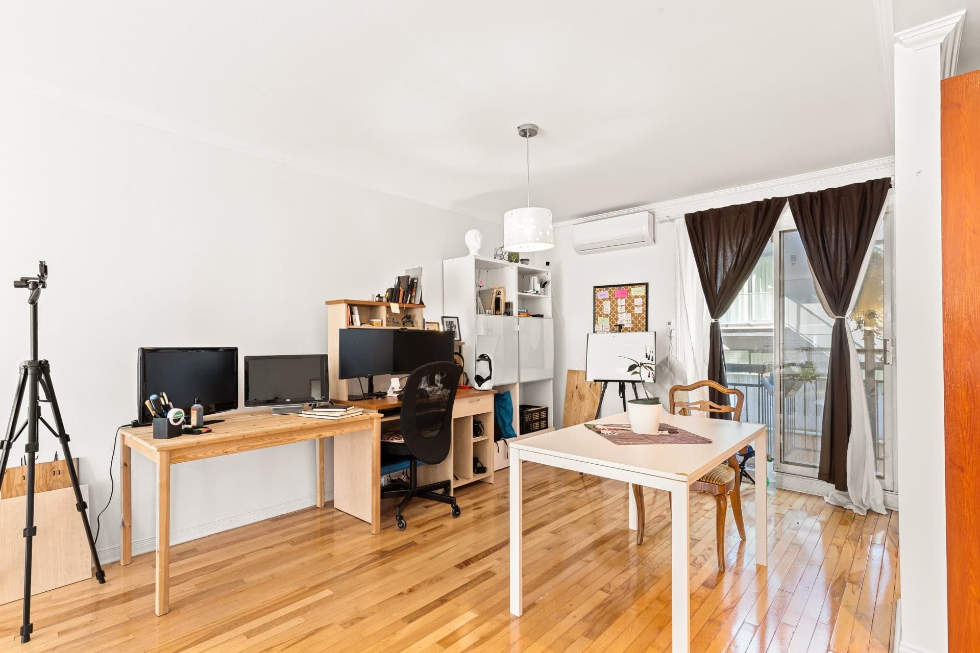 Disponible dès le 1er octobre ! Spacieux condo sur 2 étages offrant 2 chambres à coucher et une entrée privée. Idéalement situé à proximité de tous les services : métro à deux pas, épiceries, restaurants, université et commerces. L'unité offre également l'air climatisé, une salle de bain complète ainsi qu'une salle d'eau. Profitez d'une belle terrasse et de 2 balcons pour vos moments à l'extérieur. Un espace confortable et idéalement situé à découvrir! 

### Exclusions :
Internet, électricité, chauffage
