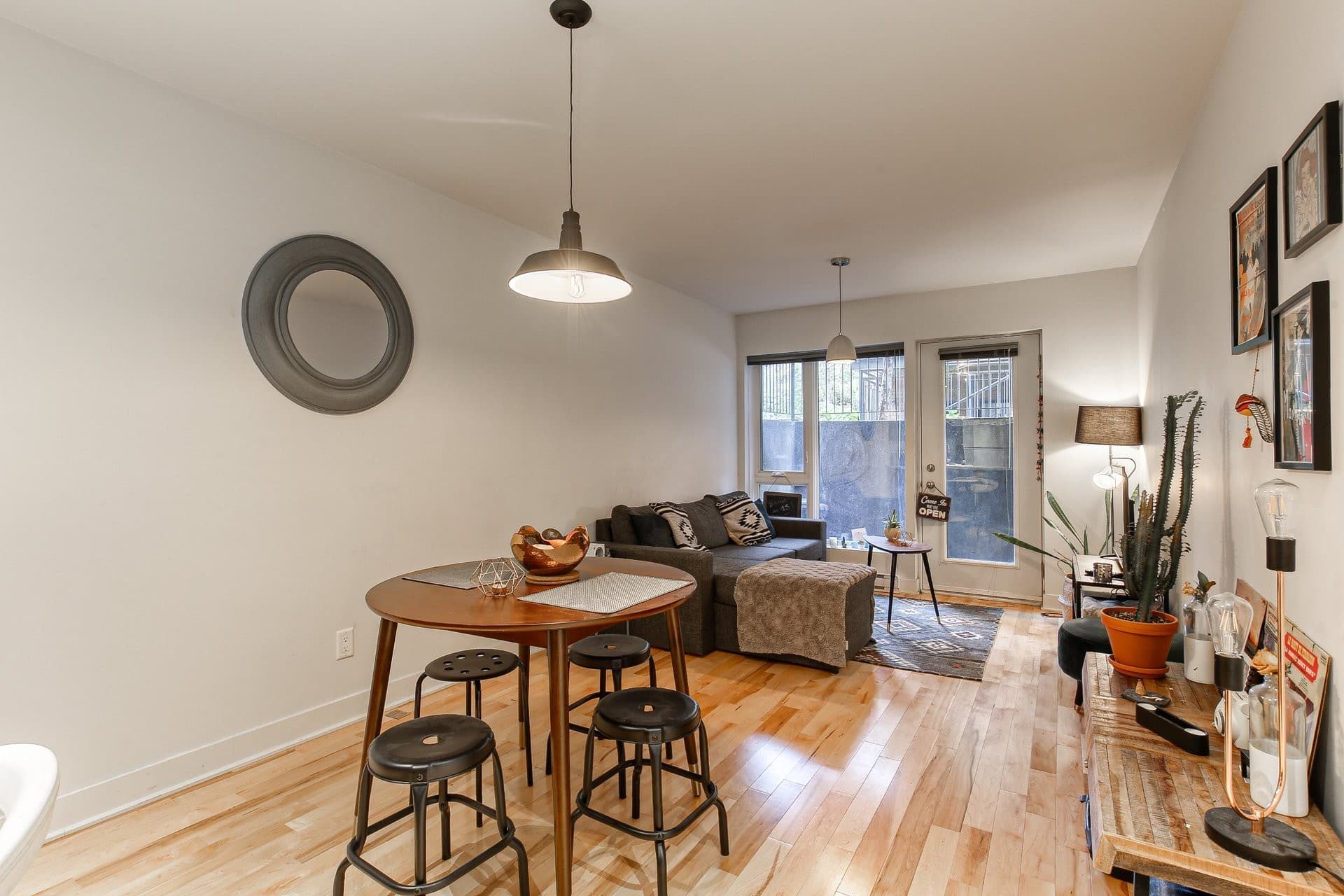 DISPONIBLE au 1er OCTOBRE 2026 ! Superbe condo dans une construction récente. Emplacement de choix et très recherché au coeur du Plateau-Mont-Royal. Il comporte une grande chambre à coucher. Cuisine, salle à manger et salon à aire ouverte. Climatisation. Près de tous les services, du parc Laurier et des transports en commun. Une rareté à ne pas manquer.

Inclusions : Électroménagers (laveuse, sécheuse, lave vaisselle, cuisinière, frigo, micro ondes), meubles : sommier/matelas, commode, table à manger, canapé-lit, meuble télé et télé.

Exclusions : Électricité, internet.