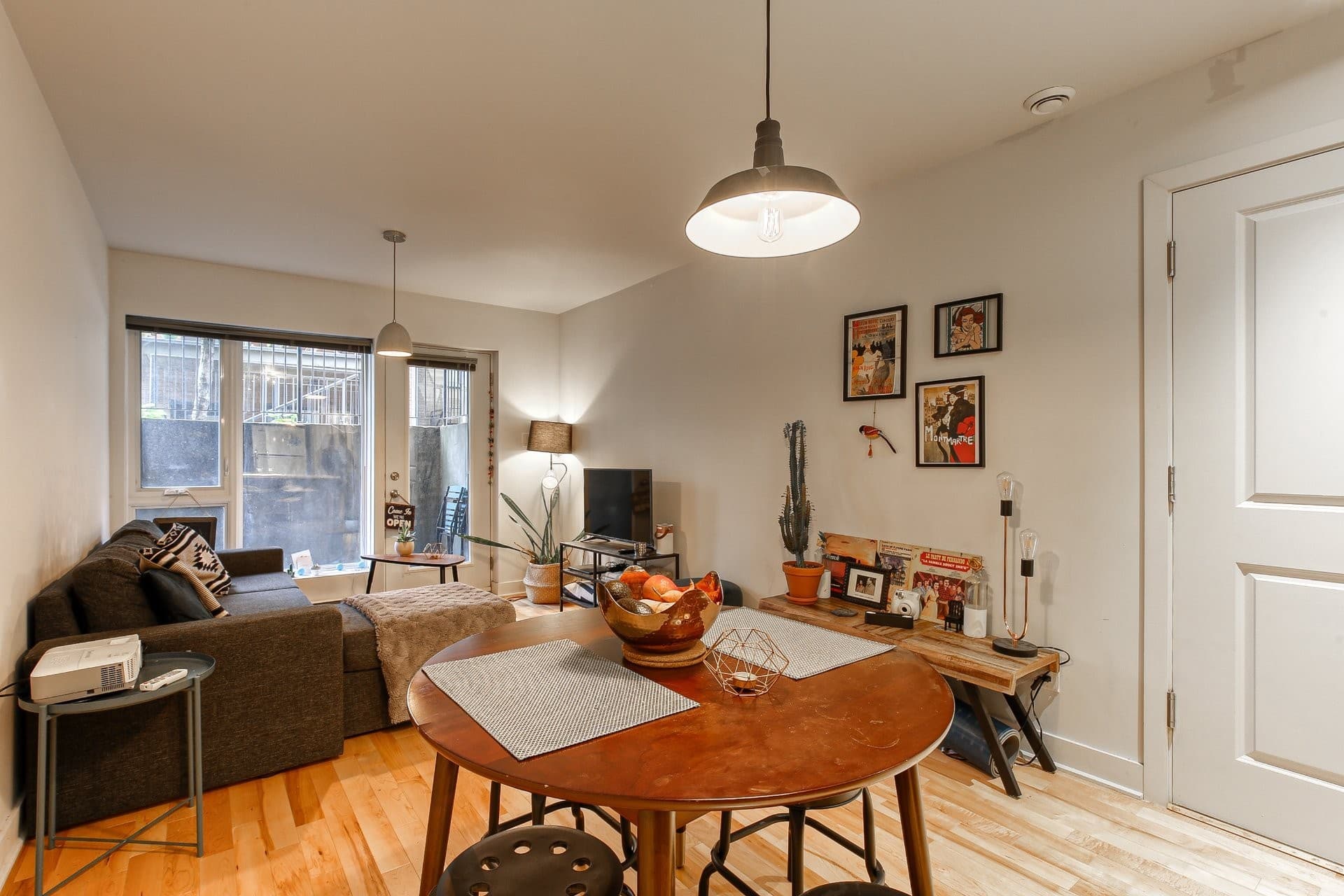 DISPONIBLE au 1er OCTOBRE 2026 ! Superbe condo dans une construction récente. Emplacement de choix et très recherché au coeur du Plateau-Mont-Royal. Il comporte une grande chambre à coucher. Cuisine, salle à manger et salon à aire ouverte. Climatisation. Près de tous les services, du parc Laurier et des transports en commun. Une rareté à ne pas manquer.

Inclusions : Électroménagers (laveuse, sécheuse, lave vaisselle, cuisinière, frigo, micro ondes), meubles : sommier/matelas, commode, table à manger, canapé-lit, meuble télé et télé.

Exclusions : Électricité, internet.