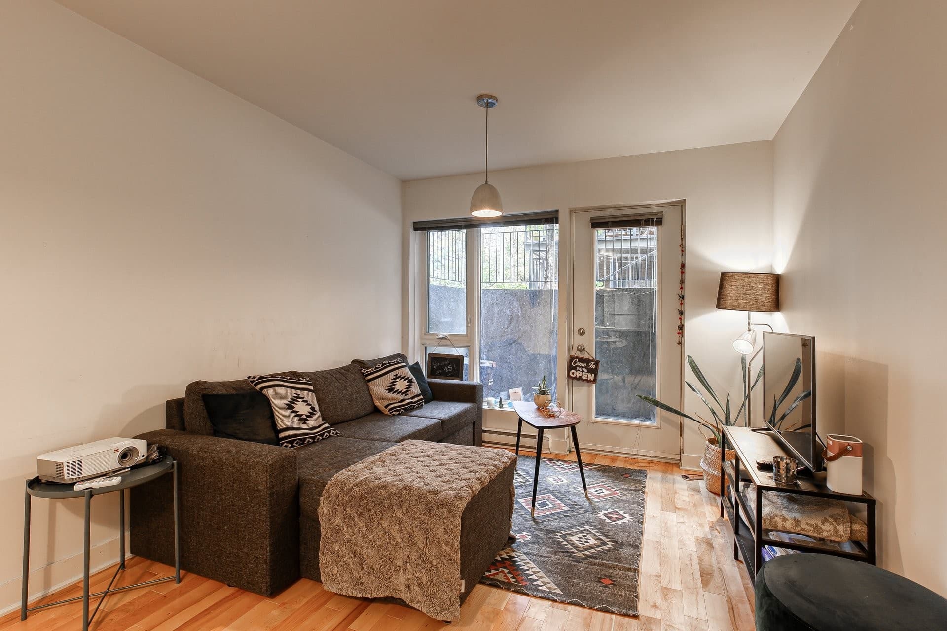 DISPONIBLE au 1er OCTOBRE 2026 ! Superbe condo dans une construction récente. Emplacement de choix et très recherché au coeur du Plateau-Mont-Royal. Il comporte une grande chambre à coucher. Cuisine, salle à manger et salon à aire ouverte. Climatisation. Près de tous les services, du parc Laurier et des transports en commun. Une rareté à ne pas manquer.

Inclusions : Électroménagers (laveuse, sécheuse, lave vaisselle, cuisinière, frigo, micro ondes), meubles : sommier/matelas, commode, table à manger, canapé-lit, meuble télé et télé.

Exclusions : Électricité, internet.