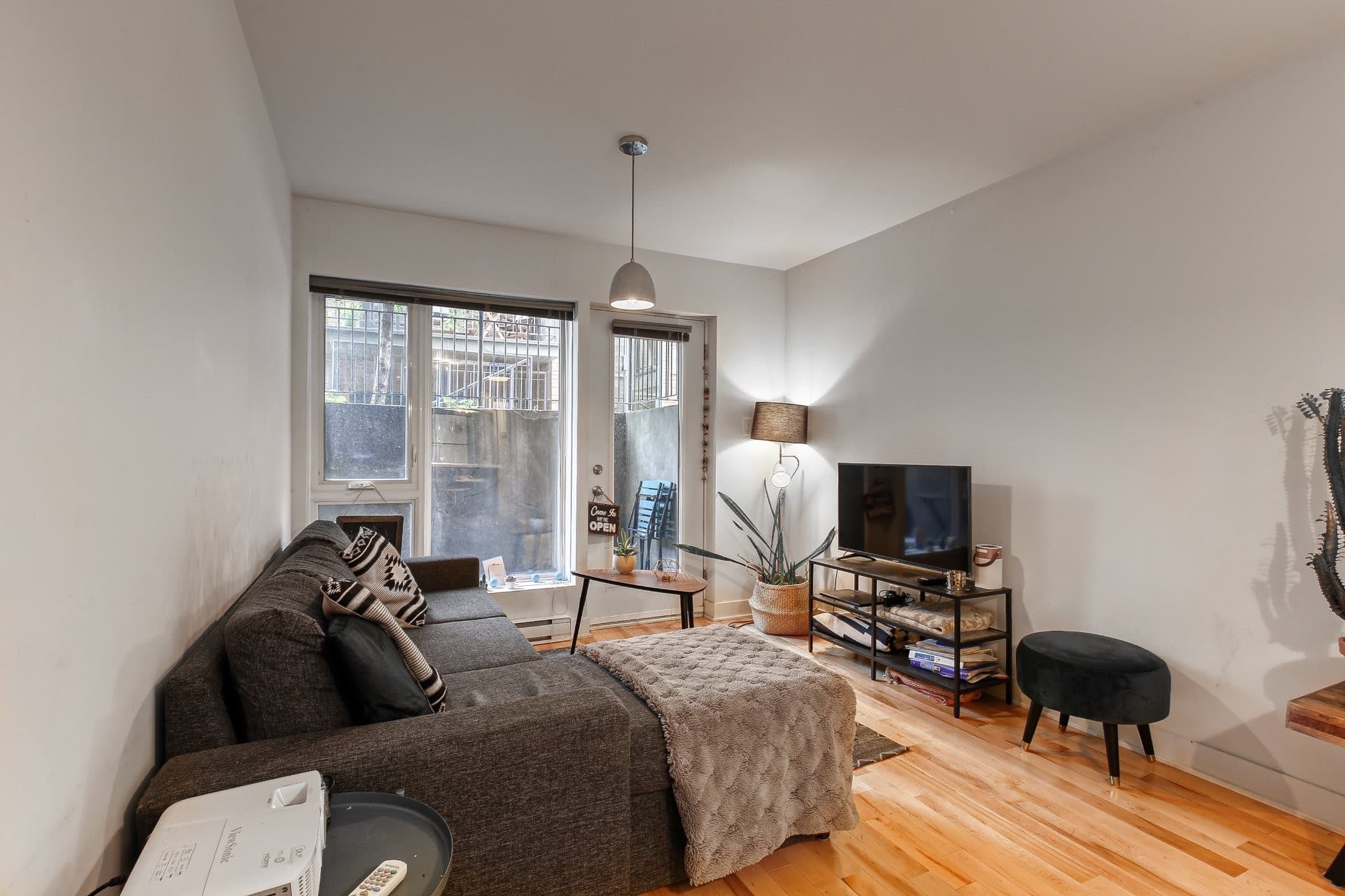 DISPONIBLE au 1er OCTOBRE 2026 ! Superbe condo dans une construction récente. Emplacement de choix et très recherché au coeur du Plateau-Mont-Royal. Il comporte une grande chambre à coucher. Cuisine, salle à manger et salon à aire ouverte. Climatisation. Près de tous les services, du parc Laurier et des transports en commun. Une rareté à ne pas manquer.

Inclusions : Électroménagers (laveuse, sécheuse, lave vaisselle, cuisinière, frigo, micro ondes), meubles : sommier/matelas, commode, table à manger, canapé-lit, meuble télé et télé.

Exclusions : Électricité, internet.