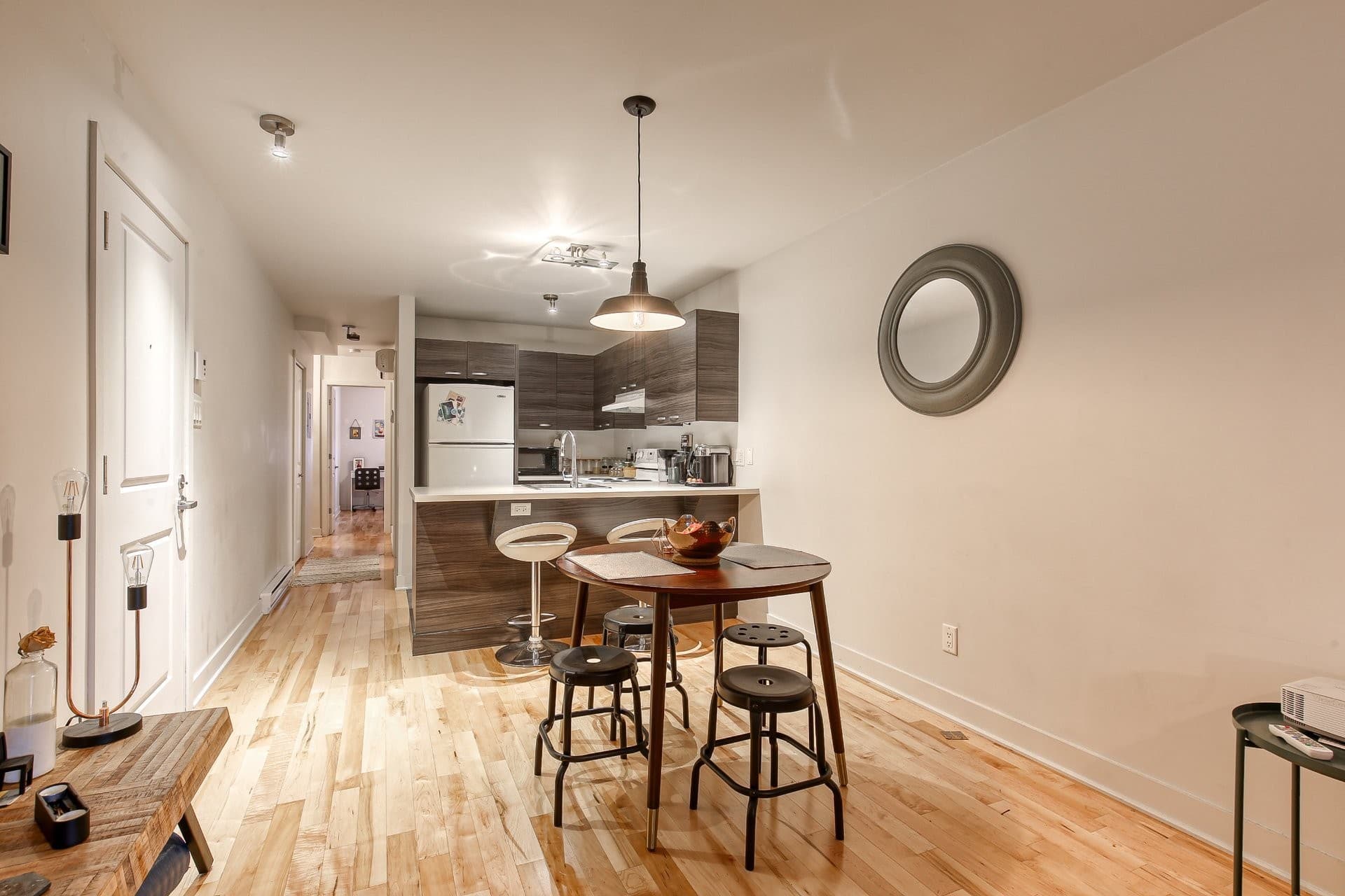 DISPONIBLE au 1er OCTOBRE 2026 ! Superbe condo dans une construction récente. Emplacement de choix et très recherché au coeur du Plateau-Mont-Royal. Il comporte une grande chambre à coucher. Cuisine, salle à manger et salon à aire ouverte. Climatisation. Près de tous les services, du parc Laurier et des transports en commun. Une rareté à ne pas manquer.

Inclusions : Électroménagers (laveuse, sécheuse, lave vaisselle, cuisinière, frigo, micro ondes), meubles : sommier/matelas, commode, table à manger, canapé-lit, meuble télé et télé.

Exclusions : Électricité, internet.
