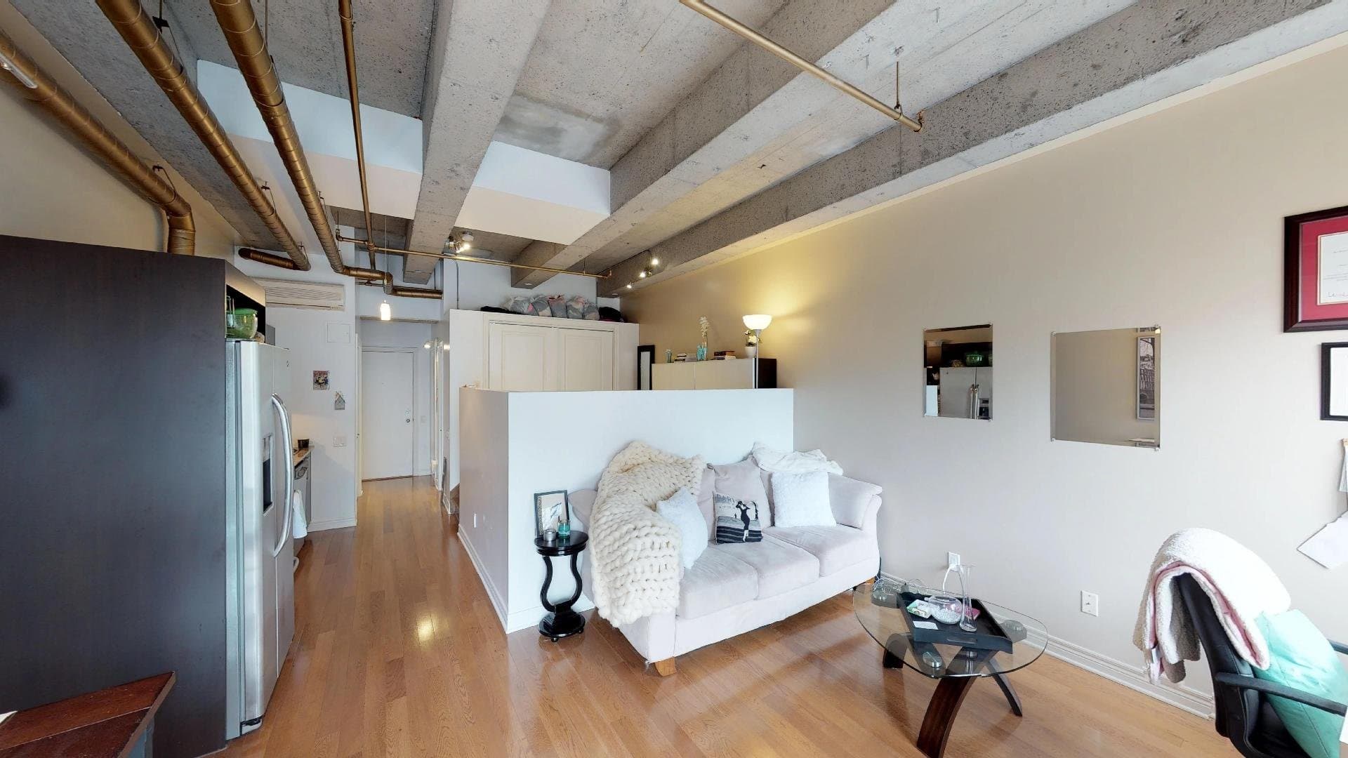 DIPONIBLE AU 1er DÉCEMBRE 2026 ! Condo style loft offert en location meublée. Parfait pour la vie au centre-ville. Hauts plafonds industriels. Espace chambre séparé par un demi-mur. Beaucoup de rangement et locker. Immeuble avec beaucoup de services (piscine, BBQ, salle de sport, salle commune). Proche du métro McGill et Place-des-arts à moins de 5 min. **Veuillez noter que le condo est un style loft donc l'espace chambre n'est pas fermé mais séparé par un demi-mur.**

UN APPARTEMENT parfait pour la vie au centre-ville :

- Appartement de Style industriel-loft avec de très hauts plafonds.
- 1 chambres à coucher semi fermée avec un demi-mur avec un très grand placard.
- Salle de bain avec douche.
- Laveuse-sécheuse dans l'appartement.
- Finitions de qualité: Comptoirs de quartz et planchers de bois.
- Chauffage et air climatisé.
- Espace de rangement (locker) est inclus.
- Inclusions: Tous les meubles (lit, matelas, canapé, table à café, table à manger), Four, Frigo, Laveuse-Sécheuse, Micro-Onde / Hotte, Lave-vaisselle, locker.
- Exclusions : Internet, électricité.

UN IMMEUBLE AUX SERVICES UNIQUES :

- Piscine extérieure sur le toit avec BBQ et chaises longues disponibles pour les résidents tout l'été.
- Salle de sport équipée.
- Salle commune de divertissement avec billard, ping pong, baby-foot et sofas.
- Immeuble sous surveillance caméra et gardien de sécurité.

UNE LOCALISATION IMBATTABLE au cur de l'action :

- Situé sur une rue calme à sens unique.
- Métro Place-des-Arts à moins de 5 min à pieds. Métro McGill à moins de 10 min à pieds.
- À un coin de rue de tous les services : Cafés, restaurants, épiceries, pharmacie, centres commerciaux.
- À proximité de l'université McGill et UQAM.

Location minimum de 12 mois. Non-fumeur. Pas d'animaux.