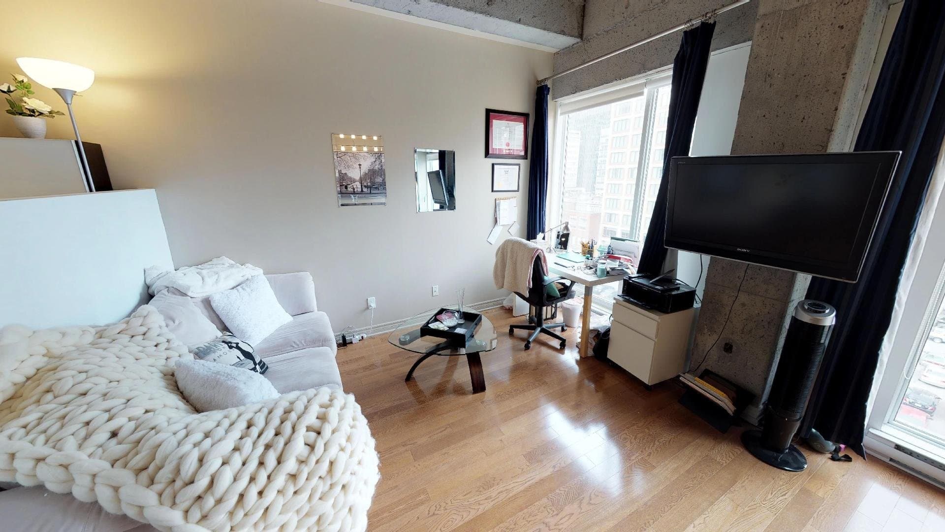 DIPONIBLE AU 1er DÉCEMBRE 2026 ! Condo style loft offert en location meublée. Parfait pour la vie au centre-ville. Hauts plafonds industriels. Espace chambre séparé par un demi-mur. Beaucoup de rangement et locker. Immeuble avec beaucoup de services (piscine, BBQ, salle de sport, salle commune). Proche du métro McGill et Place-des-arts à moins de 5 min. **Veuillez noter que le condo est un style loft donc l'espace chambre n'est pas fermé mais séparé par un demi-mur.**

UN APPARTEMENT parfait pour la vie au centre-ville :

- Appartement de Style industriel-loft avec de très hauts plafonds.
- 1 chambres à coucher semi fermée avec un demi-mur avec un très grand placard.
- Salle de bain avec douche.
- Laveuse-sécheuse dans l'appartement.
- Finitions de qualité: Comptoirs de quartz et planchers de bois.
- Chauffage et air climatisé.
- Espace de rangement (locker) est inclus.
- Inclusions: Tous les meubles (lit, matelas, canapé, table à café, table à manger), Four, Frigo, Laveuse-Sécheuse, Micro-Onde / Hotte, Lave-vaisselle, locker.
- Exclusions : Internet, électricité.

UN IMMEUBLE AUX SERVICES UNIQUES :

- Piscine extérieure sur le toit avec BBQ et chaises longues disponibles pour les résidents tout l'été.
- Salle de sport équipée.
- Salle commune de divertissement avec billard, ping pong, baby-foot et sofas.
- Immeuble sous surveillance caméra et gardien de sécurité.

UNE LOCALISATION IMBATTABLE au cur de l'action :

- Situé sur une rue calme à sens unique.
- Métro Place-des-Arts à moins de 5 min à pieds. Métro McGill à moins de 10 min à pieds.
- À un coin de rue de tous les services : Cafés, restaurants, épiceries, pharmacie, centres commerciaux.
- À proximité de l'université McGill et UQAM.

Location minimum de 12 mois. Non-fumeur. Pas d'animaux.