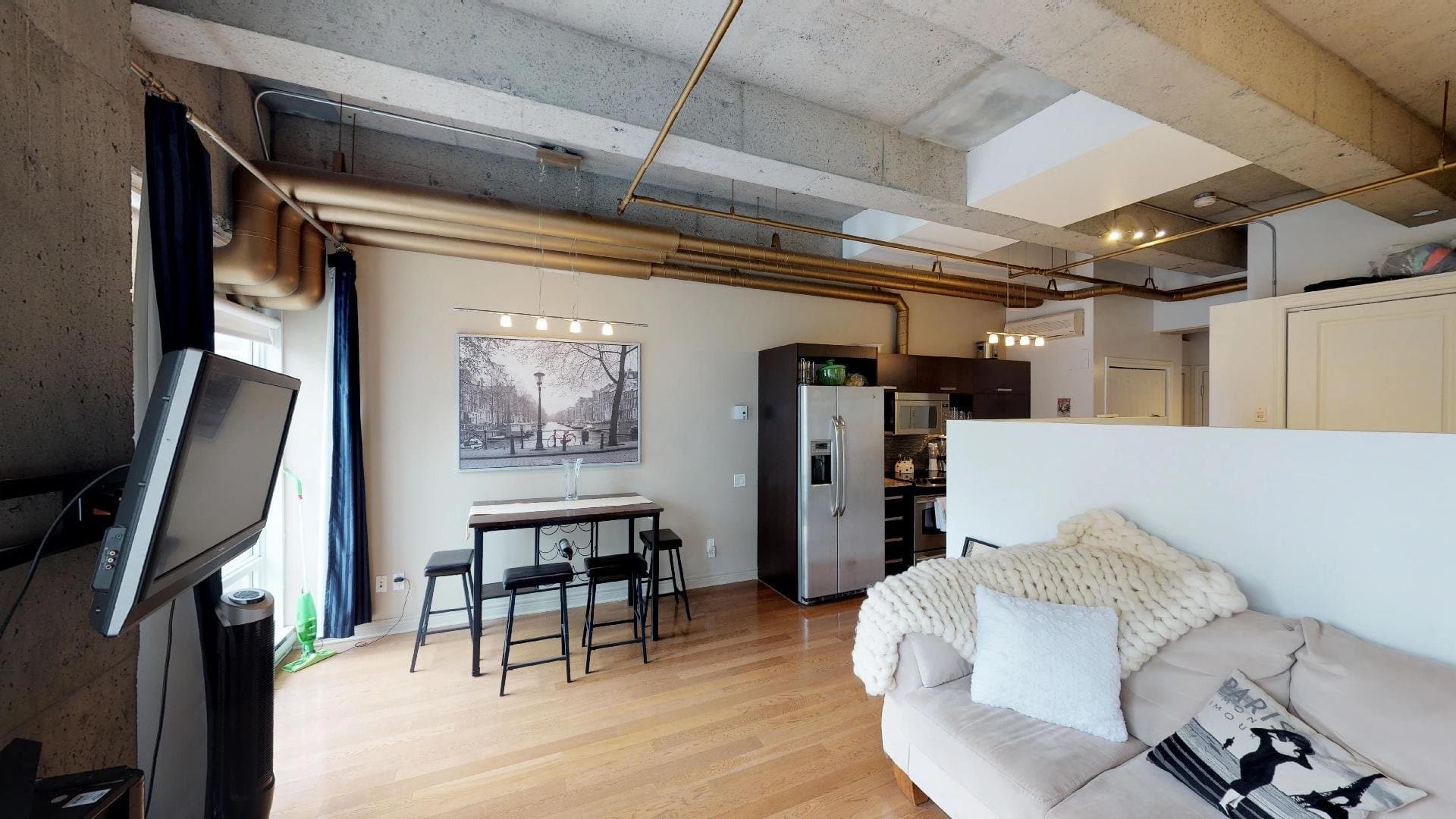 DIPONIBLE AU 1er DÉCEMBRE 2026 ! Condo style loft offert en location meublée. Parfait pour la vie au centre-ville. Hauts plafonds industriels. Espace chambre séparé par un demi-mur. Beaucoup de rangement et locker. Immeuble avec beaucoup de services (piscine, BBQ, salle de sport, salle commune). Proche du métro McGill et Place-des-arts à moins de 5 min. **Veuillez noter que le condo est un style loft donc l'espace chambre n'est pas fermé mais séparé par un demi-mur.**

UN APPARTEMENT parfait pour la vie au centre-ville :

- Appartement de Style industriel-loft avec de très hauts plafonds.
- 1 chambres à coucher semi fermée avec un demi-mur avec un très grand placard.
- Salle de bain avec douche.
- Laveuse-sécheuse dans l'appartement.
- Finitions de qualité: Comptoirs de quartz et planchers de bois.
- Chauffage et air climatisé.
- Espace de rangement (locker) est inclus.
- Inclusions: Tous les meubles (lit, matelas, canapé, table à café, table à manger), Four, Frigo, Laveuse-Sécheuse, Micro-Onde / Hotte, Lave-vaisselle, locker.
- Exclusions : Internet, électricité.

UN IMMEUBLE AUX SERVICES UNIQUES :

- Piscine extérieure sur le toit avec BBQ et chaises longues disponibles pour les résidents tout l'été.
- Salle de sport équipée.
- Salle commune de divertissement avec billard, ping pong, baby-foot et sofas.
- Immeuble sous surveillance caméra et gardien de sécurité.

UNE LOCALISATION IMBATTABLE au cur de l'action :

- Situé sur une rue calme à sens unique.
- Métro Place-des-Arts à moins de 5 min à pieds. Métro McGill à moins de 10 min à pieds.
- À un coin de rue de tous les services : Cafés, restaurants, épiceries, pharmacie, centres commerciaux.
- À proximité de l'université McGill et UQAM.

Location minimum de 12 mois. Non-fumeur. Pas d'animaux.