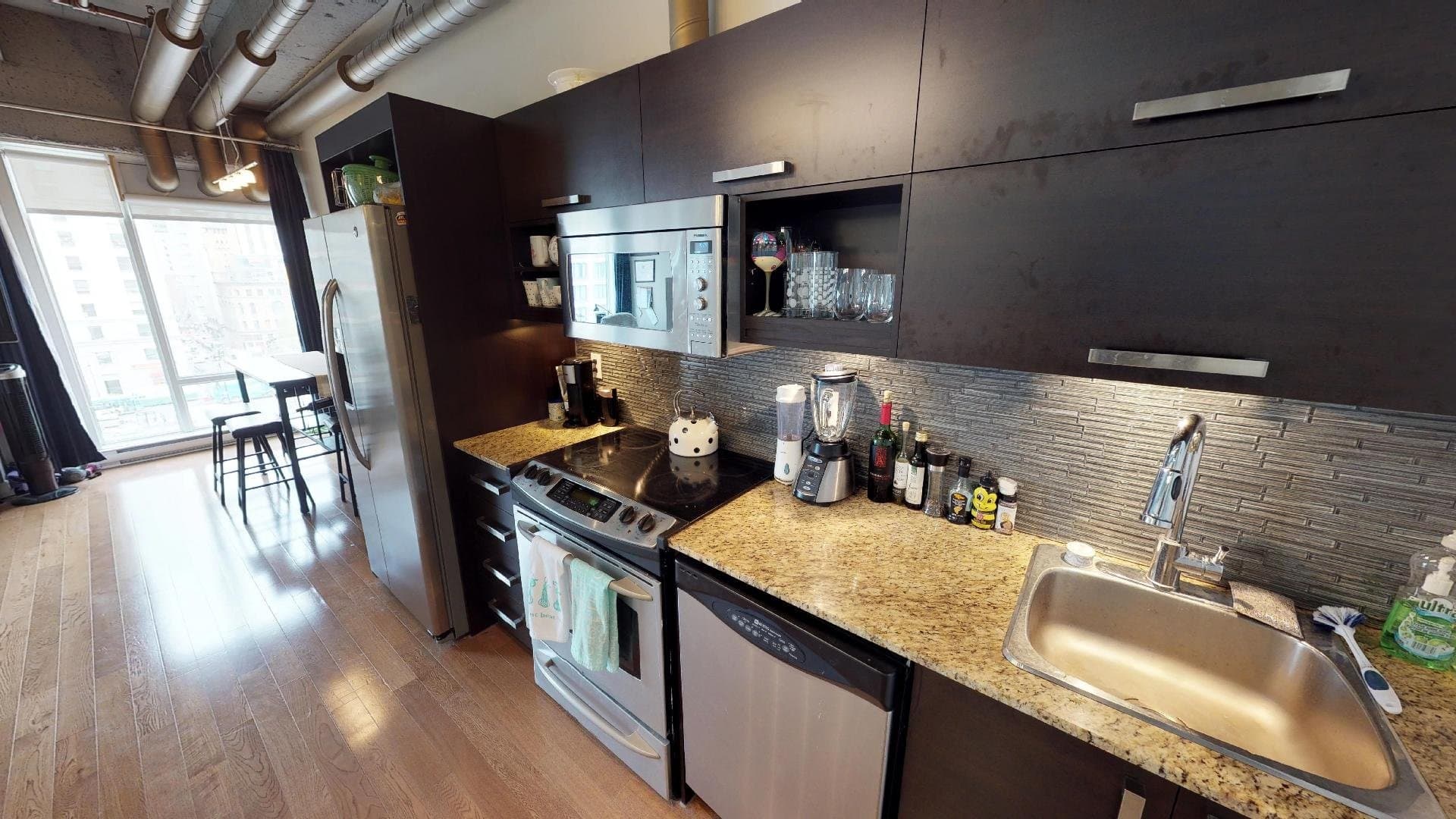 DIPONIBLE AU 1er DÉCEMBRE 2026 ! Condo style loft offert en location meublée. Parfait pour la vie au centre-ville. Hauts plafonds industriels. Espace chambre séparé par un demi-mur. Beaucoup de rangement et locker. Immeuble avec beaucoup de services (piscine, BBQ, salle de sport, salle commune). Proche du métro McGill et Place-des-arts à moins de 5 min. **Veuillez noter que le condo est un style loft donc l'espace chambre n'est pas fermé mais séparé par un demi-mur.**

UN APPARTEMENT parfait pour la vie au centre-ville :

- Appartement de Style industriel-loft avec de très hauts plafonds.
- 1 chambres à coucher semi fermée avec un demi-mur avec un très grand placard.
- Salle de bain avec douche.
- Laveuse-sécheuse dans l'appartement.
- Finitions de qualité: Comptoirs de quartz et planchers de bois.
- Chauffage et air climatisé.
- Espace de rangement (locker) est inclus.
- Inclusions: Tous les meubles (lit, matelas, canapé, table à café, table à manger), Four, Frigo, Laveuse-Sécheuse, Micro-Onde / Hotte, Lave-vaisselle, locker.
- Exclusions : Internet, électricité.

UN IMMEUBLE AUX SERVICES UNIQUES :

- Piscine extérieure sur le toit avec BBQ et chaises longues disponibles pour les résidents tout l'été.
- Salle de sport équipée.
- Salle commune de divertissement avec billard, ping pong, baby-foot et sofas.
- Immeuble sous surveillance caméra et gardien de sécurité.

UNE LOCALISATION IMBATTABLE au cur de l'action :

- Situé sur une rue calme à sens unique.
- Métro Place-des-Arts à moins de 5 min à pieds. Métro McGill à moins de 10 min à pieds.
- À un coin de rue de tous les services : Cafés, restaurants, épiceries, pharmacie, centres commerciaux.
- À proximité de l'université McGill et UQAM.

Location minimum de 12 mois. Non-fumeur. Pas d'animaux.