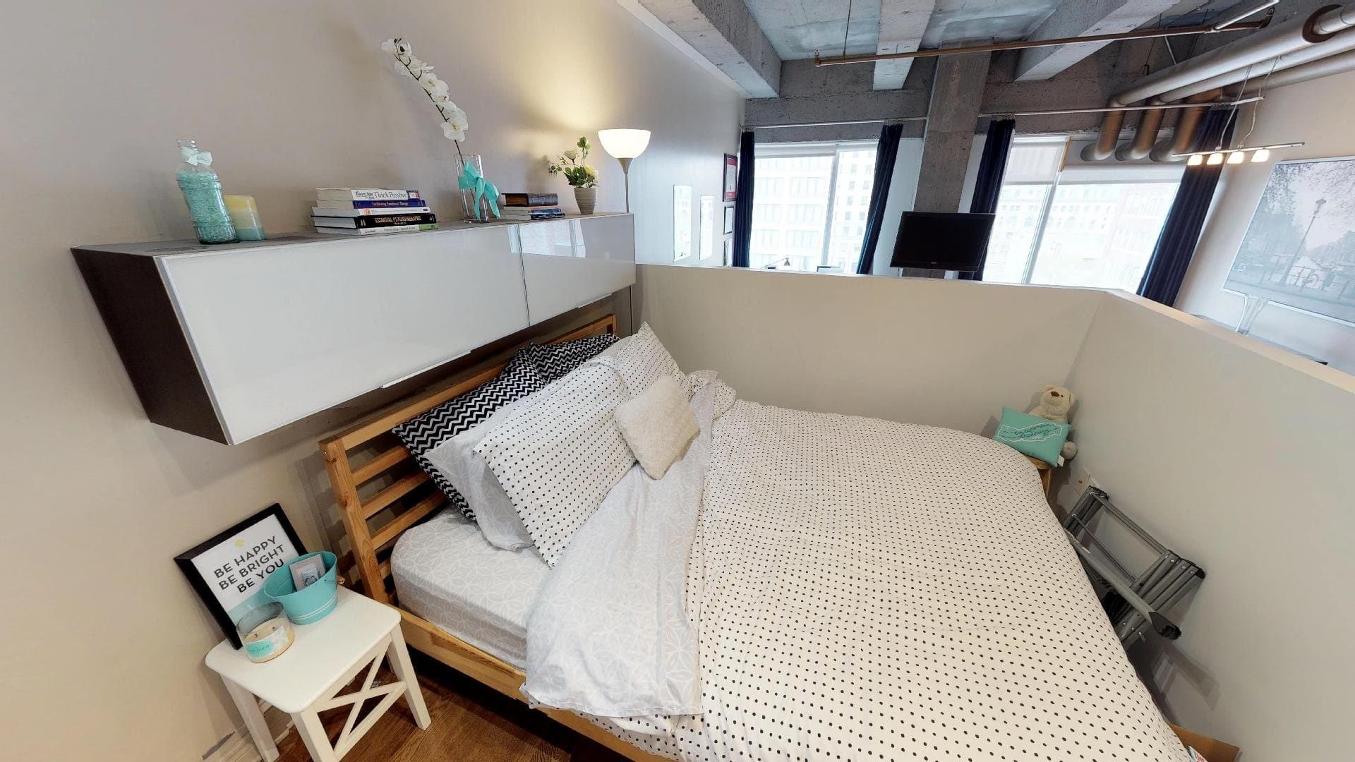 DIPONIBLE AU 1er DÉCEMBRE 2026 ! Condo style loft offert en location meublée. Parfait pour la vie au centre-ville. Hauts plafonds industriels. Espace chambre séparé par un demi-mur. Beaucoup de rangement et locker. Immeuble avec beaucoup de services (piscine, BBQ, salle de sport, salle commune). Proche du métro McGill et Place-des-arts à moins de 5 min. **Veuillez noter que le condo est un style loft donc l'espace chambre n'est pas fermé mais séparé par un demi-mur.**

UN APPARTEMENT parfait pour la vie au centre-ville :

- Appartement de Style industriel-loft avec de très hauts plafonds.
- 1 chambres à coucher semi fermée avec un demi-mur avec un très grand placard.
- Salle de bain avec douche.
- Laveuse-sécheuse dans l'appartement.
- Finitions de qualité: Comptoirs de quartz et planchers de bois.
- Chauffage et air climatisé.
- Espace de rangement (locker) est inclus.
- Inclusions: Tous les meubles (lit, matelas, canapé, table à café, table à manger), Four, Frigo, Laveuse-Sécheuse, Micro-Onde / Hotte, Lave-vaisselle, locker.
- Exclusions : Internet, électricité.

UN IMMEUBLE AUX SERVICES UNIQUES :

- Piscine extérieure sur le toit avec BBQ et chaises longues disponibles pour les résidents tout l'été.
- Salle de sport équipée.
- Salle commune de divertissement avec billard, ping pong, baby-foot et sofas.
- Immeuble sous surveillance caméra et gardien de sécurité.

UNE LOCALISATION IMBATTABLE au cur de l'action :

- Situé sur une rue calme à sens unique.
- Métro Place-des-Arts à moins de 5 min à pieds. Métro McGill à moins de 10 min à pieds.
- À un coin de rue de tous les services : Cafés, restaurants, épiceries, pharmacie, centres commerciaux.
- À proximité de l'université McGill et UQAM.

Location minimum de 12 mois. Non-fumeur. Pas d'animaux.