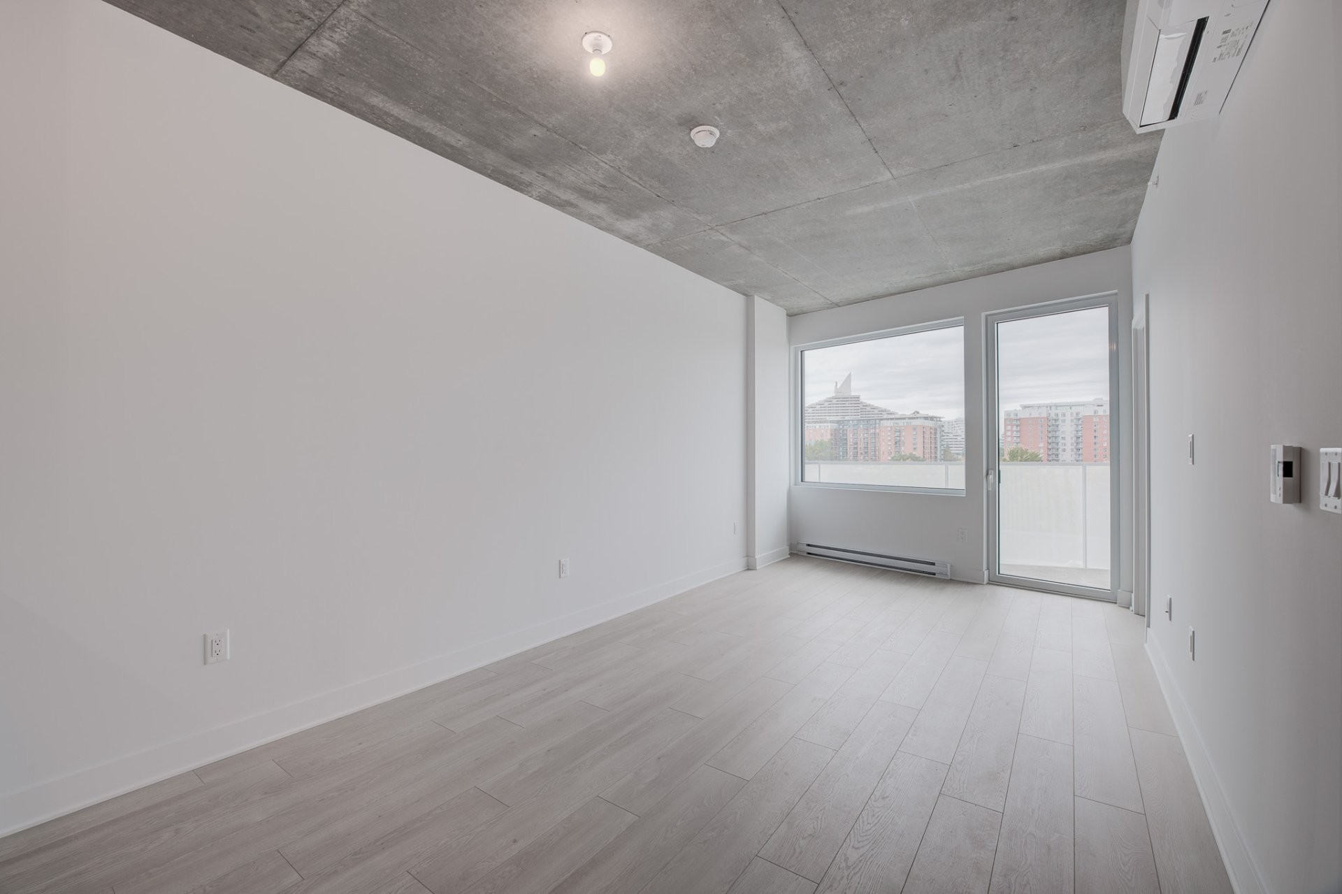 DISPONIBLE IMMÉDIATEMENT -- NEUF, JAMAIS HABITÉ ! Bienvenue au projet LES LOGES ! Superbe condo d'une chambre fermée, à quelques pas du métro Assomption. Lumineux et moderne, il offre une grande fenestration, des plafonds de 9 pi, des comptoirs de quartz et des électroménagers haut de gamme. Profitez de 20 000 pi² d'espaces communs exceptionnels : immense piscine sur le toit, jacuzzi et sauna à l'année, chalet urbain, vues panoramiques, promenade, observatoire, gym entièrement équipé, espaces de coworking et plus encore. Un projet offrant un milieu de vie exceptionnel !