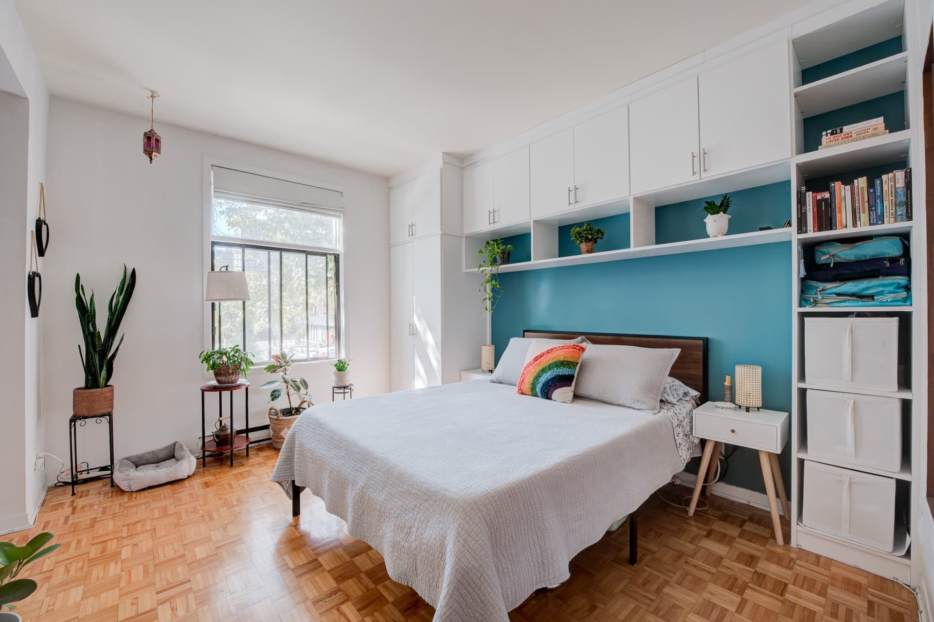 DISPONIBLE AU 1er JANVIER 2027! TOUT MEUBLÉ ! Superbe condo rénové offrant 2 chambres + den polyvalent, idéal comme bureau, salle d'entraînement ou chambre de bébé. Cuisine moderne avec comptoirs de quartz et électroménagers, salle de bain rénovée avec espace buanderie et thermopompe/climatisation. Profitez de 2 balcons et d'un espace de rangement supplémentaire. Emplacement recherché au coeur de Ville-Marie, près du parc La Fontaine et du Village. À distance de marche des métros Beaudry, Sherbrooke et Berri-UQAM, épiceries, restaurants, commerces, écoles, garderies et nombreux espaces verts.