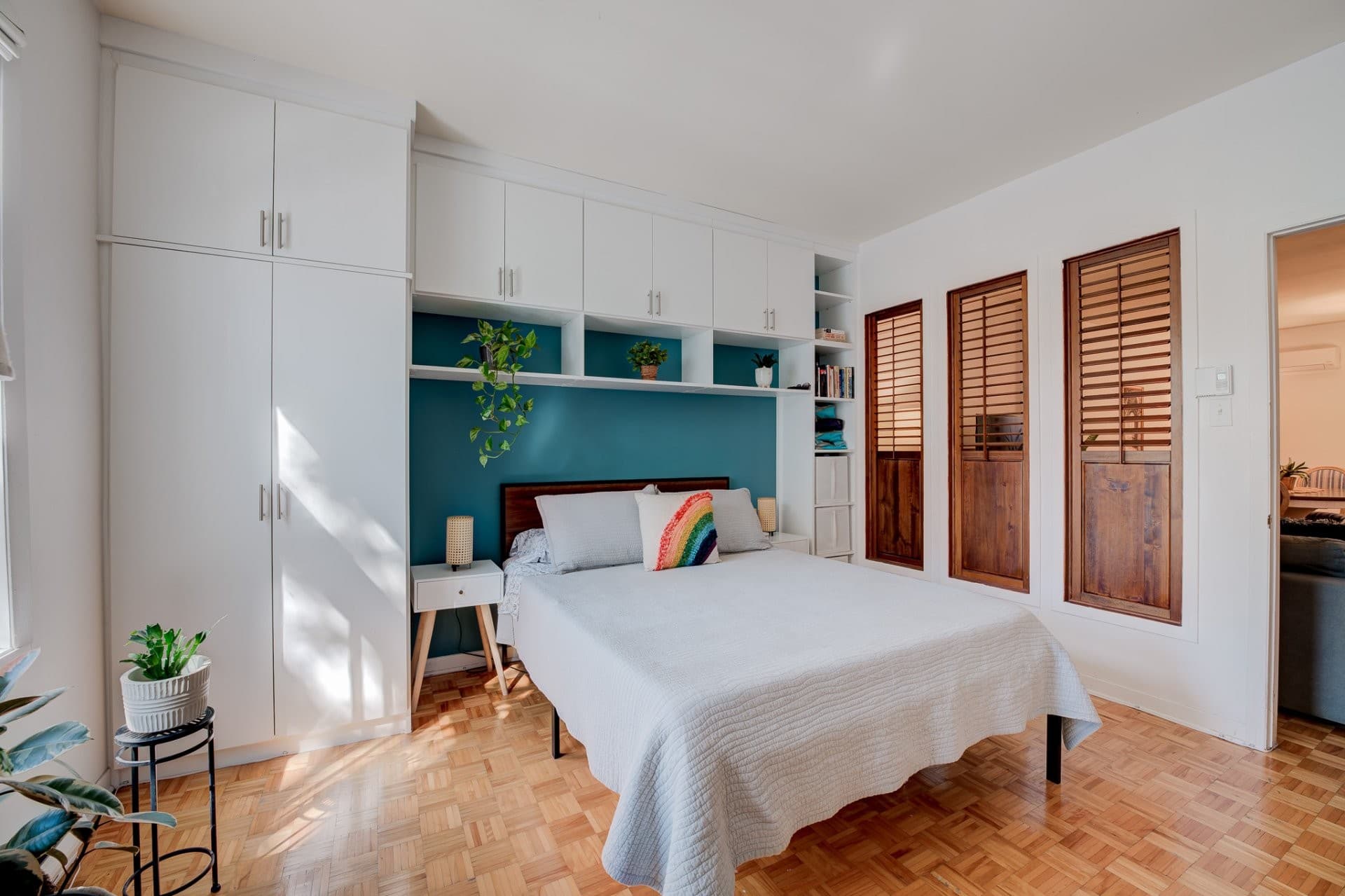 DISPONIBLE AU 1er JANVIER 2027! TOUT MEUBLÉ ! Superbe condo rénové offrant 2 chambres + den polyvalent, idéal comme bureau, salle d'entraînement ou chambre de bébé. Cuisine moderne avec comptoirs de quartz et électroménagers, salle de bain rénovée avec espace buanderie et thermopompe/climatisation. Profitez de 2 balcons et d'un espace de rangement supplémentaire. Emplacement recherché au coeur de Ville-Marie, près du parc La Fontaine et du Village. À distance de marche des métros Beaudry, Sherbrooke et Berri-UQAM, épiceries, restaurants, commerces, écoles, garderies et nombreux espaces verts.