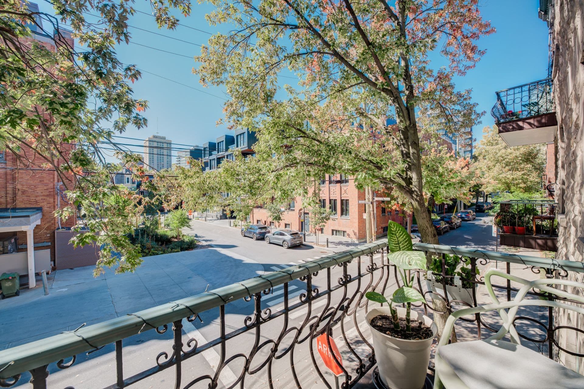 DISPONIBLE AU 1er JANVIER 2027! TOUT MEUBLÉ ! Superbe condo rénové offrant 2 chambres + den polyvalent, idéal comme bureau, salle d'entraînement ou chambre de bébé. Cuisine moderne avec comptoirs de quartz et électroménagers, salle de bain rénovée avec espace buanderie et thermopompe/climatisation. Profitez de 2 balcons et d'un espace de rangement supplémentaire. Emplacement recherché au coeur de Ville-Marie, près du parc La Fontaine et du Village. À distance de marche des métros Beaudry, Sherbrooke et Berri-UQAM, épiceries, restaurants, commerces, écoles, garderies et nombreux espaces verts.