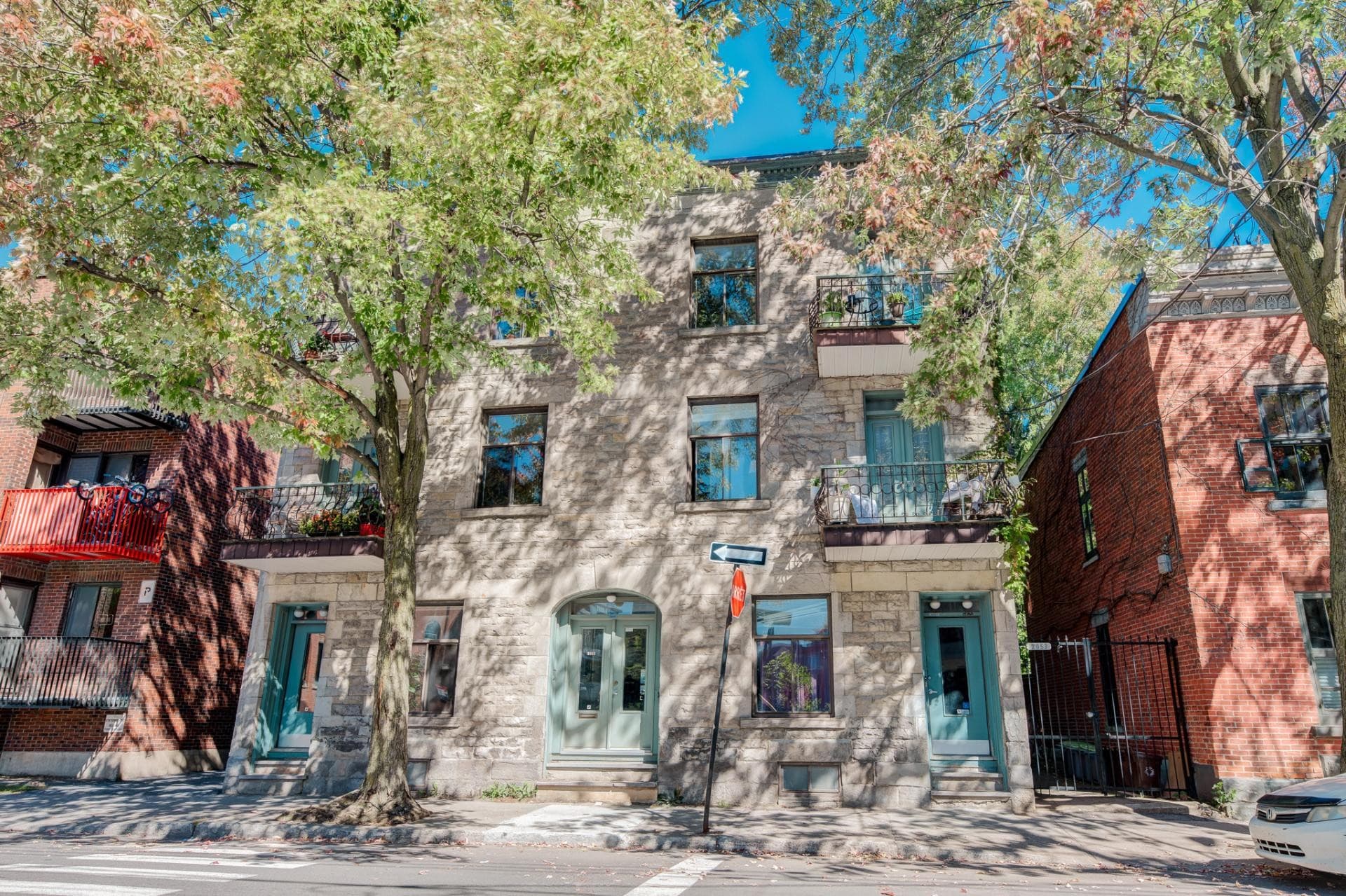 DISPONIBLE AU 1er JANVIER 2027! TOUT MEUBLÉ ! Superbe condo rénové offrant 2 chambres + den polyvalent, idéal comme bureau, salle d'entraînement ou chambre de bébé. Cuisine moderne avec comptoirs de quartz et électroménagers, salle de bain rénovée avec espace buanderie et thermopompe/climatisation. Profitez de 2 balcons et d'un espace de rangement supplémentaire. Emplacement recherché au coeur de Ville-Marie, près du parc La Fontaine et du Village. À distance de marche des métros Beaudry, Sherbrooke et Berri-UQAM, épiceries, restaurants, commerces, écoles, garderies et nombreux espaces verts.