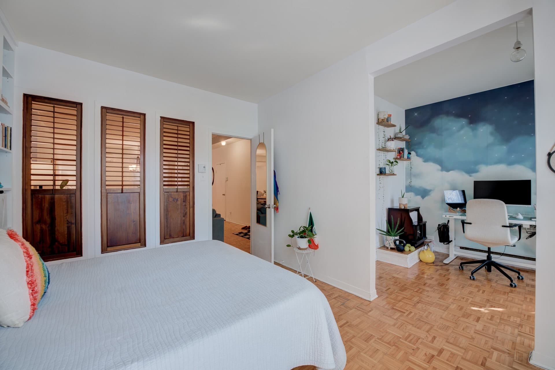 DISPONIBLE AU 1er JANVIER 2027! TOUT MEUBLÉ ! Superbe condo rénové offrant 2 chambres + den polyvalent, idéal comme bureau, salle d'entraînement ou chambre de bébé. Cuisine moderne avec comptoirs de quartz et électroménagers, salle de bain rénovée avec espace buanderie et thermopompe/climatisation. Profitez de 2 balcons et d'un espace de rangement supplémentaire. Emplacement recherché au coeur de Ville-Marie, près du parc La Fontaine et du Village. À distance de marche des métros Beaudry, Sherbrooke et Berri-UQAM, épiceries, restaurants, commerces, écoles, garderies et nombreux espaces verts.
