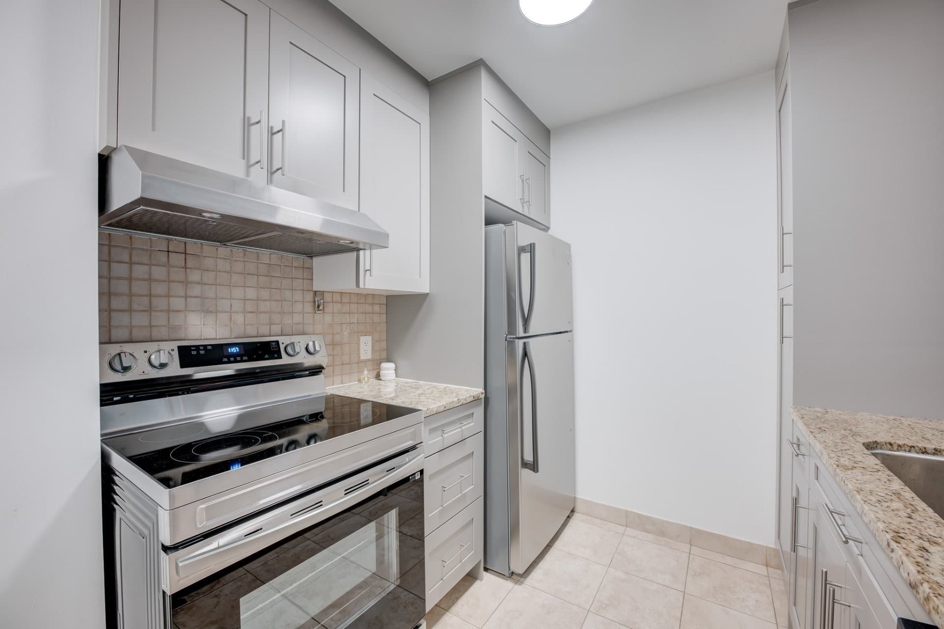 DISPONIBLE IMMÉDIATEMENT ! 3 1/2 MODERNE avec GARAGE loué semi-meublé. Offrant une superbe luminosité et une immense terrasse privée. Complètement rénové. Une chambre fermée. Concept à aire ouverte. Un garage avec un espace de rangement adjacent. À distance de marche du Parc La Fontaine et de la rue Ontario. À proximité de toutes commodités. Climatisation.

Pas d'animaux, non fumeur, enquête de crédit et références exigées.

Inclusions : Four, frigo, lave-vaisselle, laveuse, sécheuse, locker, garage.

Exclusions : Électricité, internet.