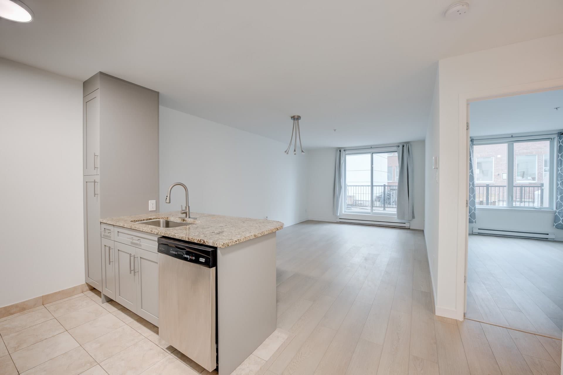 DISPONIBLE IMMÉDIATEMENT ! 3 1/2 MODERNE avec GARAGE loué semi-meublé. Offrant une superbe luminosité et une immense terrasse privée. Complètement rénové. Une chambre fermée. Concept à aire ouverte. Un garage avec un espace de rangement adjacent. À distance de marche du Parc La Fontaine et de la rue Ontario. À proximité de toutes commodités. Climatisation.

Pas d'animaux, non fumeur, enquête de crédit et références exigées.

Inclusions : Four, frigo, lave-vaisselle, laveuse, sécheuse, locker, garage.

Exclusions : Électricité, internet.